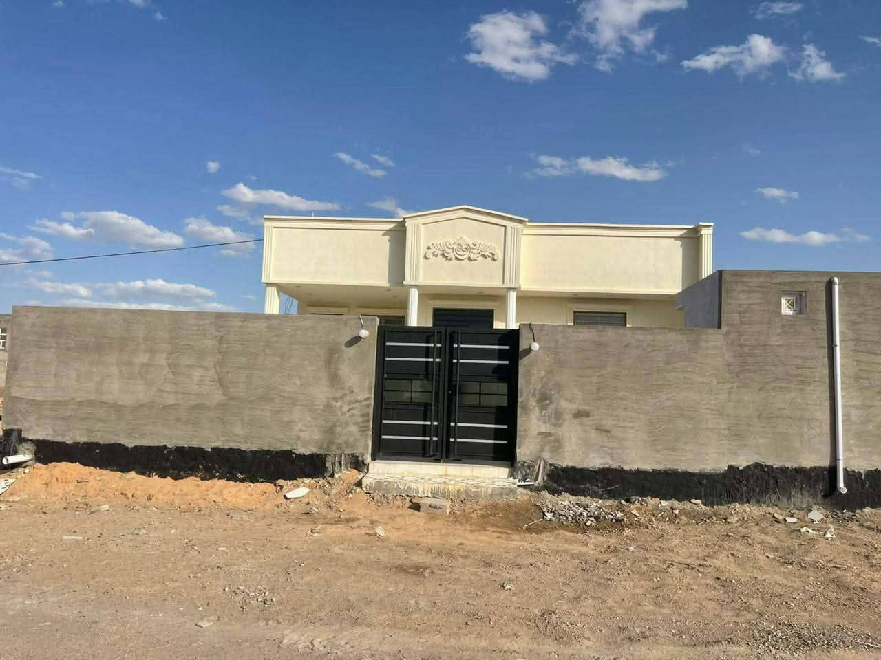 بيت للبيع في ناحية اليرموك زنكوره  على الشارع السايدين بيت جديد غير مسكون تم البناء على يد مهندس رباط ارضي بناء حجر وسمنت كتمل البناء قبل شهر تقريبا مساحة البناء 250 متر المساحة الكلية 850 خارطه حلوه مرتبه يوجد مساحة داخل السياج يمكن بناء فيها بيت ثاني  او حديقة موجود كل الخدمات ماء كهرباء مدارس روضة ومدرسة اهليه واسواق مركز صحي السعر 110 وبي مجال 
للتواصل والاستفسار على الرقم ***********
