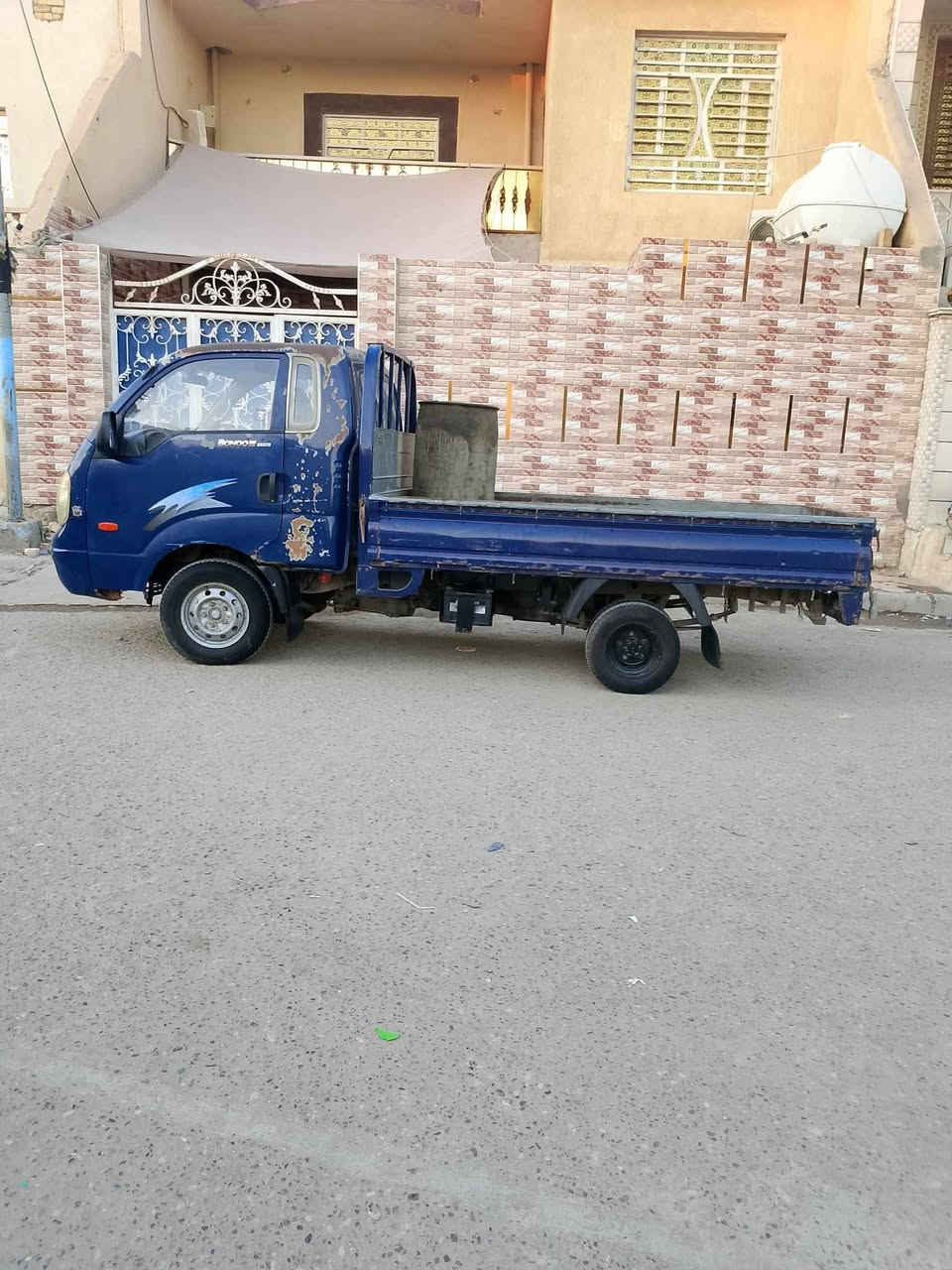 السلام عليكم كيه لبيع مديل 2006مكينه مفتوحه سنويه ساقطه رقم الشاصي مسوح راعيه بل البصره ابيعه كوم حديد ***********رسني واتساب
