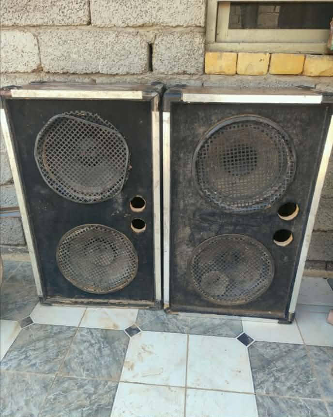 لبيع: زوج سماعات +اربع بوقياات شغالات السعر خاص او ***********
