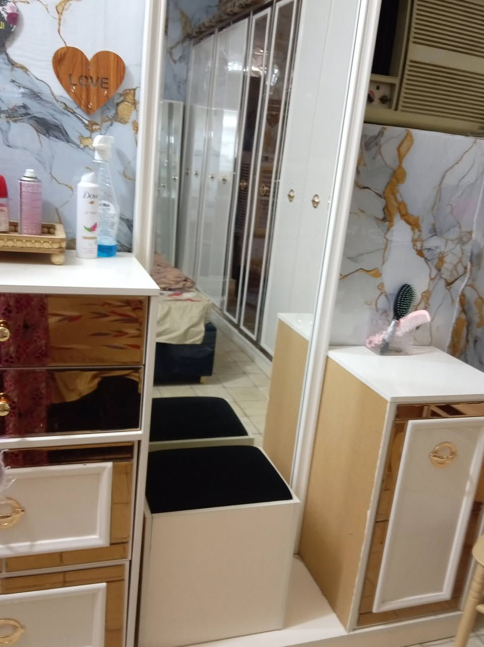 سلام عليكم غرفه نوم مستخدمه ٦ اشهر جديده كلش ٦ بيبان وملحق بابين مكاني عمارات الالبان *********** سعر ٧٠٠ وبيها مجال

