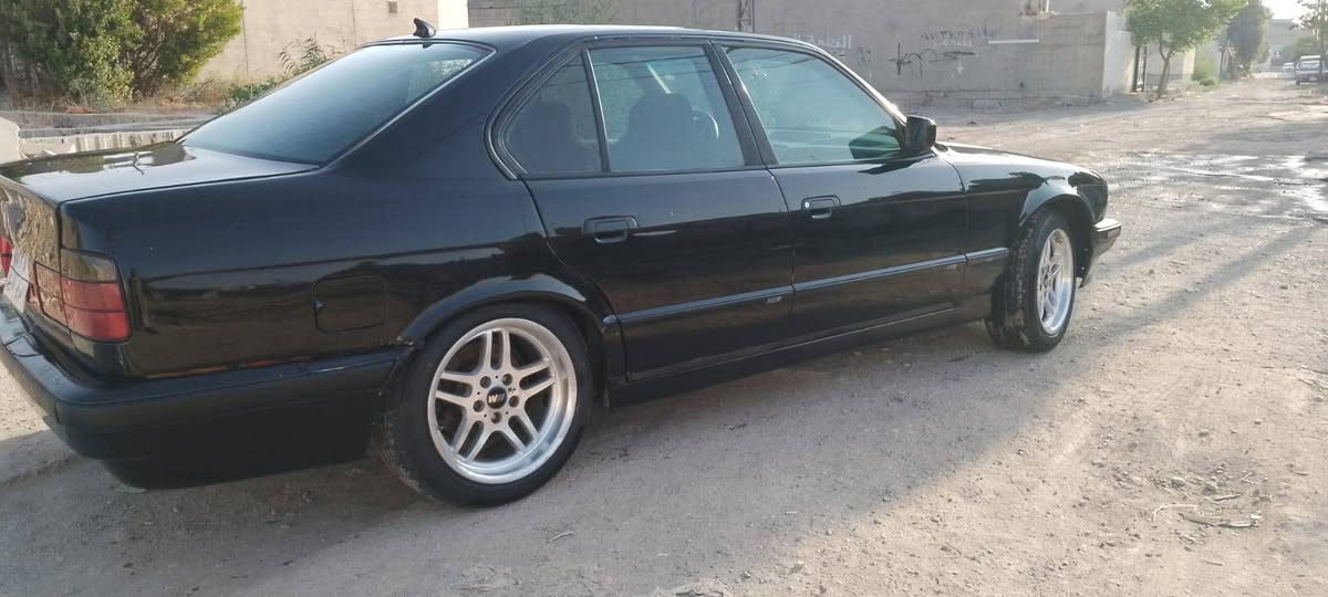 سلام عليكم 
للبيع او مراوس اخذ فرق 
بي ام 520 گير عادي 
رقم اربيل اب اسمي شرط تحويل وكاله 
السياره گير محرك اب شرط
السياره بدون نواقص 
السياره ضررها جاملغ السكن بدون دواخل 
السياره خير من الله 
سعره 47 وبي مجال 
مكاني كركوك 
*********** الحويقة, كركوك
