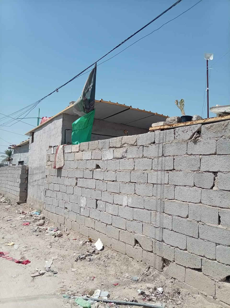 السلام عليكم بيت للبيع مساحه 250 متكون من غرفتين وصاله ومطبخ وحمام داخلي وحمام خارجي وستقبال وحديقه وماء وكهرباء وسحب قرب مستشفى الامام علي حي رشيد البيت ركنين للاستفسار ***********@إشارة
