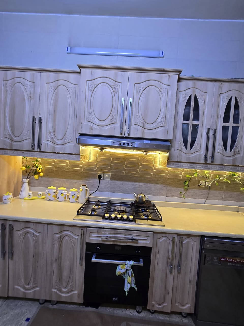 كاونتر hdf 
شغل درجة اولى

لونه بيجي تطريز بالابواب
 قياسه 5 مترات × متر ونص (حرف L)
شغل باب اول مو سوكي

سعر الشراء 5 مليون
وسعر البيع مليون وربع بدون اجهزة
سبب البيع انتقلنه الى بيت واختلفت قياسات المطبخ

العنوان بغداد للتواصل خاص او الرقم *********** واتساب فقط
