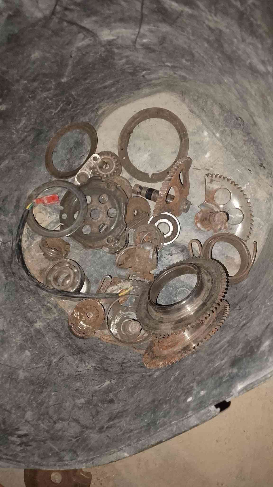 السلام عليكم غراض مال دراجات 120 و60 
للبيع ناصريه مركز سيد خضير كلمن وسعره هاذا رقمي ***********
