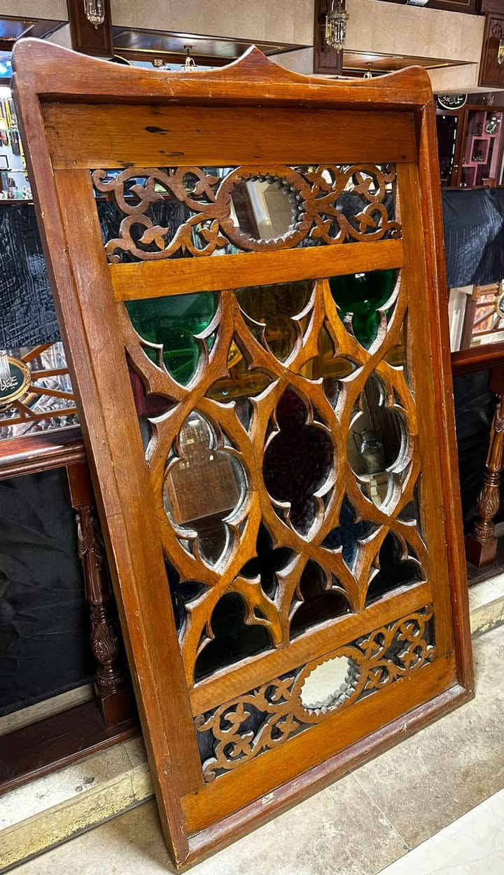 روعة التراث العراقي البغدادي الأصيل  ( شبابيك الشناشل ) 
تحفة من عبق التراث، اجتمع فيها دفئ الخشب العتيق مع دقة الزخارف العربية والهندسية، وتداخل الزجاج الملوّن والمرايا ليمنحها جمالًا آسراً وتفاصيل تنبض بالحرفية. قطعة تجمع بين أصالة الماضي ورقي الفن، لتكون شاهدًا على مهارة الصانع وذوق الزمن الجميل . 

السلام عليكم 
شباك بغدادي خشب وجام ملون وزخارف خشبية .
. ارتفاع / 160 سم  
. عرض / 90 سم 
العنوان / بغداد / الكرادة / حي الوحدة / شارع سلمان فائق مجمع بازار أنتيك بغداد ) 
الطابق الأول 
- يوجد توصيل داخل و خارج العراق 
للاستفسار اكثر الاتصال 
*********** 
واتس اب او فايبر او مراسلة الصفحة.
