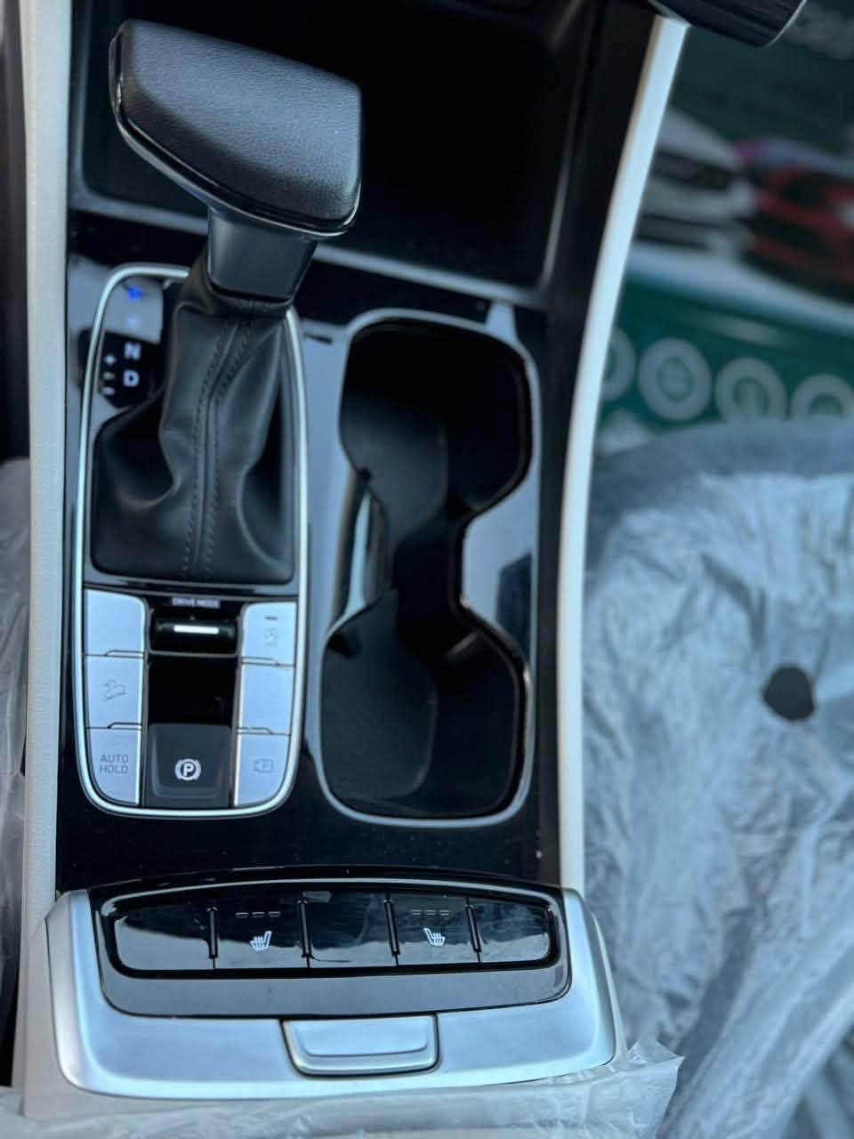 سلام عليكم هيونداي توسان 2024 v4 2500 تنفس طبيعي  محرك smart السياره فئه sel  وراد أمريكي رقم بغداد خصوصي  اللون ابيض لؤلؤي              المواصفات :-

✅ الصندوق كهرباء 
✅ تدفئة كشنات الاماميه
✅ درايف مو drive mode
✅ ميزه المساعده الانحدار 
✅ أضواء نهارية LED مدمجة في الشبكة الأمامية
✅ قوه المحرك 187 حصان و عزم 241 نيوتن 
✅ ناقل الحركة: أوتوماتيكي من 8 سرعات
✅ نظام تحذير عن الاصطدام مع كبح طوارئ تلقائي
✅ نظام محافظه على المسار 
✅ اوتو هلود Auto hold 
✅ فول تحكمان ستيرنك
✅ وسائد هوائية متكاملة (أمامية وجانبية وستائرية) 
✅ كاميرا خلفية مع حساسات توقف
✅ رادار امامي و جانبي و خلفي 
✅ شاشة لمس مقاس 8 بوصة تدعم أنظمة Apple CarPlay و Android Auto
✅ زر مانع انزلاق
✅ شاحن لا سلكي مع منفذ usb ومنفذ الشحن و منفذ طاقه 12v
✅ زر Auto start stop
✅ دخول ذكي -تشغيل ذكي - تشغيل عن بعد
✅ زر سايد بريك
✅ قطعتين  تبريد و تبريد شاشه
✅ 6 سماعات 🔊 

 السياره ماشيه (41) الف كليو متر تقريباً و أي نقص ما بيها العنوان واسط / الكوت السعر 187 ألف للتفاوض للاستفسار والاتصال 
***********
***********
