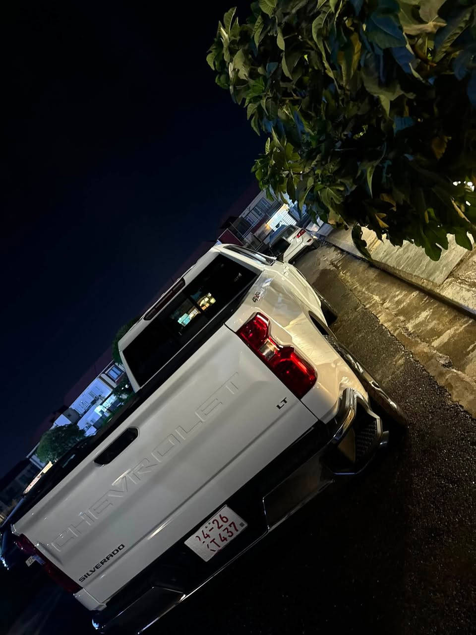 سلام عليكم
🔴سلفرادو LT
🔴موديل 2025
🔴المحرك 2700تيربو 4سلندر 
🔴دشبول حديث 
🔴جام خلفي كهرباء 
🔴باب خلفي كهرباء يفتح وينغلق 
🔴ويل كب 
4✖️4🔴
🔴بجم ليد
🔴بدون صبغ بدون ايرباك 
  بدي طويل  باب قصير 
مكان اربيل  بعدها ممخرجه تتخرج باسم المشتري 
***********
السعر 295$
