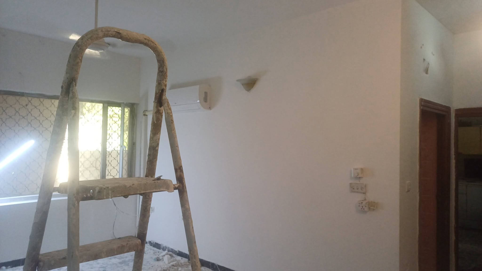 🔨 إعلان صيانة ترميم الدور والمحلات 🔨

إذا بيتك أو محلك يحتاج ترميم، تجديد أو إضافة، إحنا بالخدمة.

نقدم جميع أعمال:

✅ معالجه الرطوبه والتشققات +صبغ داخلي وخارجي✅عمل الجبس بورد سحبات وسقوف وبديل الرخام والخشب والحجر وعمل السقوف الثانويه بكافة انواعها بأحدث الديكورات والموديلات. تأسيس شبكات الماء +تنصيب منظمومات مرشات مزارع✅ تأسيس الصحيات (المجاري والصرف الصحي)✅ أعمال الكهرباء والسباكة ✅فتح وشد المكيفات و السبالت✅️  تبليط السيراميك والرخام✅ تبليط السطح بالشتايكر + عمل الفلانكوت . والماستك . والشربت✅️ عمل الواجهات طلس + فلين وسحبات + طلس وتطعيم سحبات  ديكورات داخلية وتشطيبات عصرية✅ حدادة عامة✅ إضافة غرف سندويج بنل✅ تنفيذ الحدائق وإعادة تصميمها✅ تنصيب منظومة كامرات مراقبة✅ تنصيب منظومه لمعالجه الارضه✅️️تشطيب كامل وتسليم مفتاح

✔️ شغل نظيف وبأعلى جودة✔️ أسعار مناسبة ✔️ التزام بالمواعيد✔️ كشف ومعاينة قبل التنفيذ

📞 للاستفسار والحجز، راسلنا أو اتصل على: ابو ليان (***********
