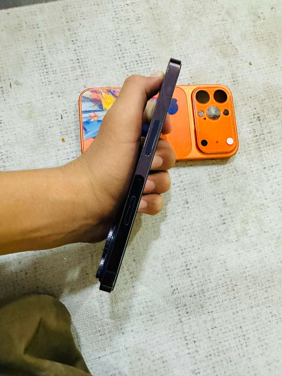 سلام عليكم للبيع أيفون 14 pro max  دبل شريحه جهاز مبدل شاشه نوعيه ممتازه والباقي كفاله بطاريه 84 بلاد نظافة الجهاز 100/100 جهاز كأمره حلوه ونظيفه جهاز لا بي فطر شاصي نظيف السعر ٦٨٠ وبي مجال الشراي مكاني نجف الأشرف الاستفسار والتواصل على الرقم ***********
