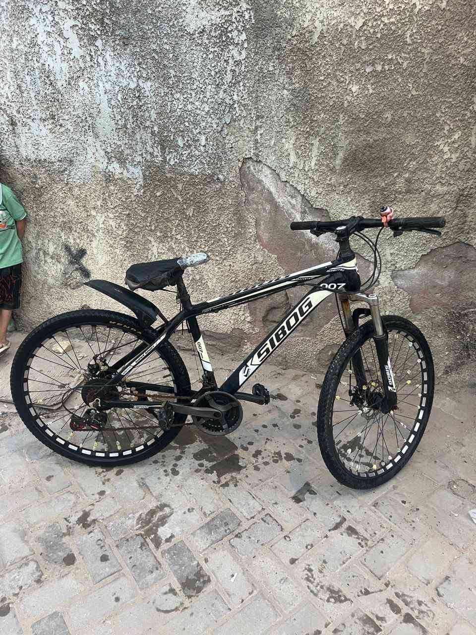 سلام عليكم بيسكل للبيع سعر 75 وبيه مجال حك جيه المكان أم الكبر الغزلان 
*********** واتساب اذا تريد
