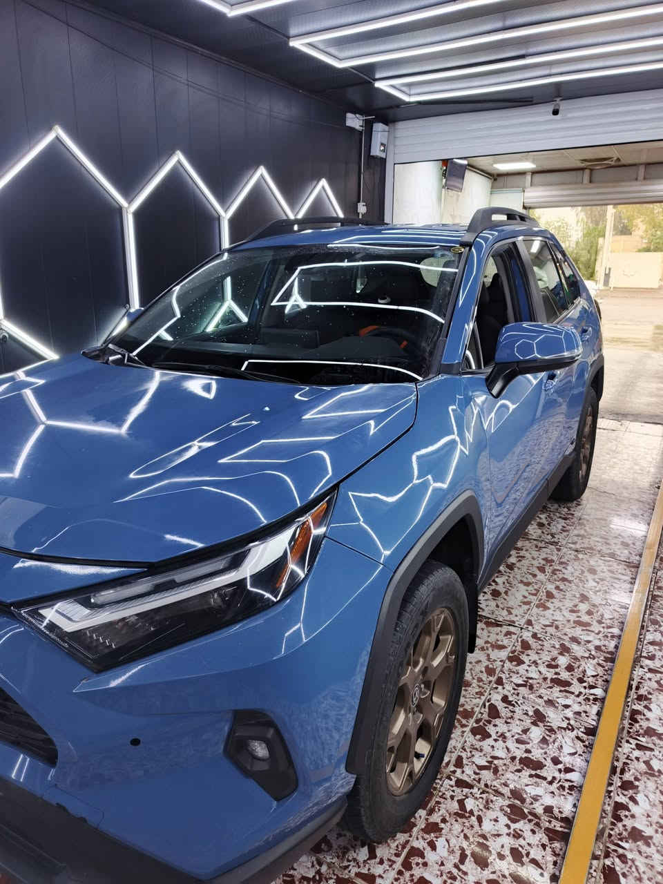 للبيع السعر ٢١٨ ورقه وبيها مجال 
RAV4 Woodland Edition – Hybrid AWD Two Coloure

1- الموديل: 2023

2- الفئة: Woodland Edition

3- المحرك: 2.5L 4 سلندر هايبرد

4- القوة: 219 حصان

5- الدفع: AWD دفع رباعي

6- القير: e-CVT

7- الصرفية: ممتازة جدًا ومعدلها الرسمي حوالي 37 MPG

8- الوضعيات: Normal / Eco / Sport / EV / Trail

مواصفات Woodland الخاصة:

1- تعليق TRD مخصص

2- إطارات Falken Wildpeak All-Terrain

3- جنوط TRD برونزية 18” المُميز

4- Roof Rails سوداء

5- Cross Bars

6- حماية وMudguards أمامية وخلفية

7- عوادم مزدوجة

8- كشافات ضباب LED

9- شعار Woodland وتفاصيل خارجية سوداء

المواصفات الداخلية:

1- مقاعد قماش بتصميم Woodland

2- كرسي سائق كهربائي

3- تحكم أوتوماتيكي بالمكيف Dual Zone

4- فتحات تكييف خلفية

5- Push Start

6- Smart Key

7- شاشة 8”

8- Apple CarPlay لاسلكي

9- Android Auto لاسلكي

10- Bluetooth

11- 6 سماعات

12- مقاعد خلفية قابلة للطي 60/40

13- أرضيات All-Weather

أنظمة الأمان:

1- Toyota Safety Sense 2.5

2- Radar Cruise Control

3-  Lane Tracing Assist

4- Pre-Collision System

5- Blind Spot Monitor

6- Rear Cross Traffic Alert

7- Automatic High Beams

8- 8 Airbags

9- ABS + Traction Control + Stability Control

مميزات إضافية:

1- Trail Mode للطرق غير المعبدة

2- AWD كهربائي

3- 120V / 100W Power Outlet

4-l  عملية جدًا للعائلة والاستخدام اليومي

5- اقتصادية بالبنزين مقارنة بفئتها

Woodland = شكل رياضي + هايبرد + دفع رباعي + مواصفات أوف رود

الضرر :
الجاملغ الامامي مبدل
وصبغ بيها   مثل ما بسونار

للاتصال او الاستفسار :

***********
