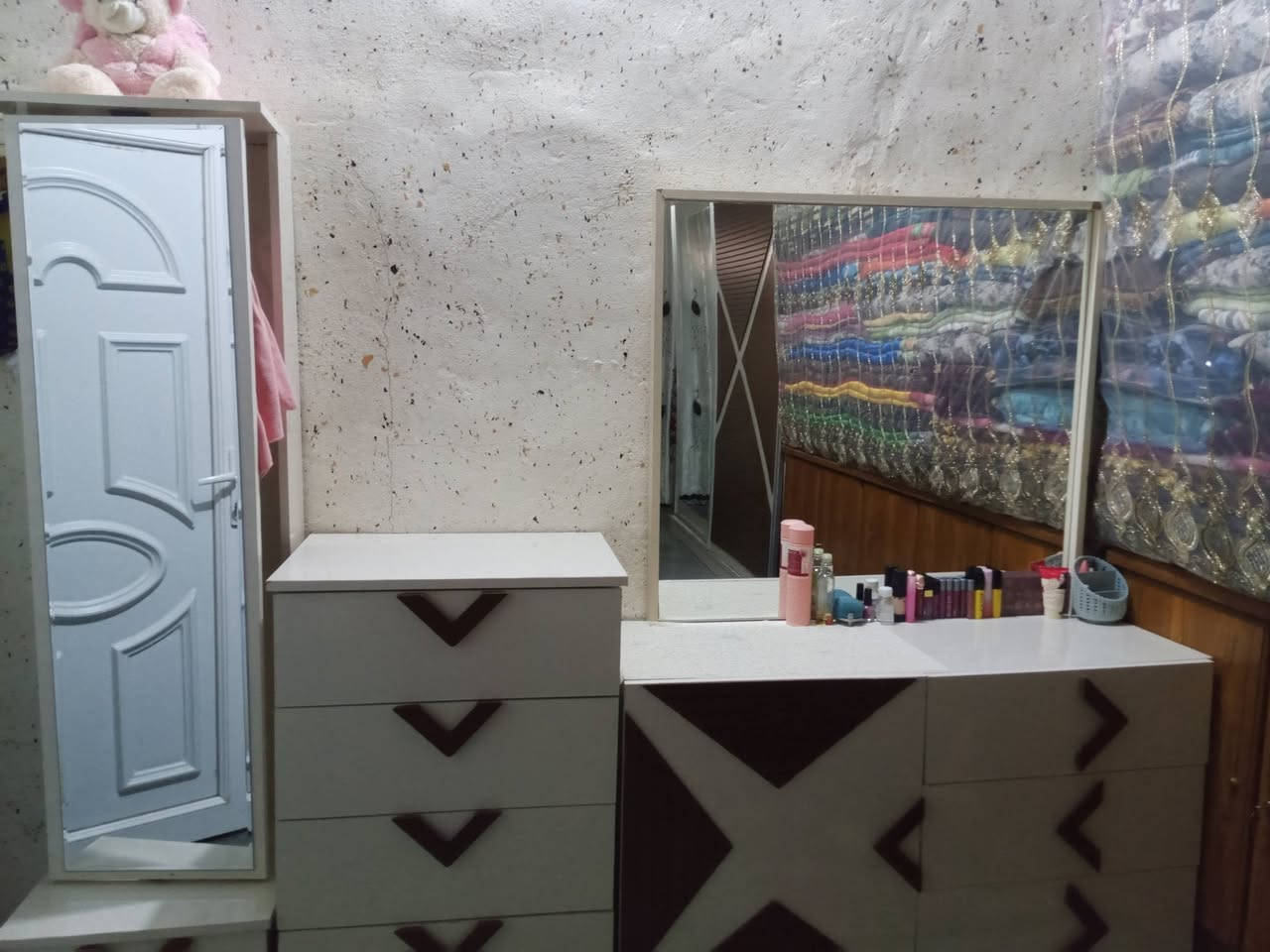 سلام عليكم  غرفة نوم للبيع مابي اي عيب نظيف فول  بسعر 500وبي مجال قليل شراي يتصل على رقم  ***********
