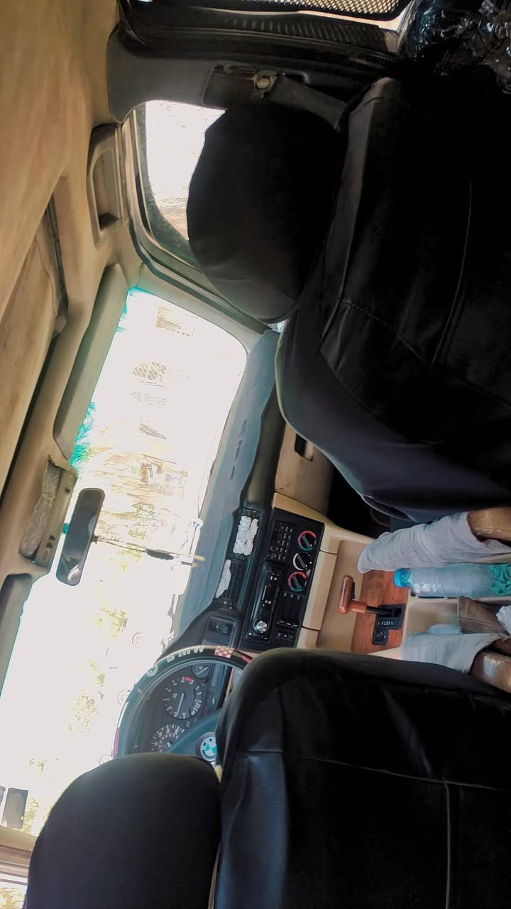 السلام عليكم.. للبيع سيارة. BMW.535. E34،مديل 1992.كير.اوتماتيك.. السيارة مال بيت ومصروف عليها وجاهزة من كل النواحي الأساسية. تقرير السيارة بالكامل وبما يرضي الله:💎 النقاط القوية (الأوراق والتحويل):الرقم: ألماني ( إنكليزي)(صلاح الدين).الملكية: السنوية باسمي شخصياً (التحويل مباشر وبدون دوخة معاملات التحويل شرط مايطول سبوع ).المدة:للسنوية قفلها طويل لغاية 2028.الهزة (الفحص): هزة جديدة وتوها نازلة.🛠️ الوضع الميكانيكي والجهوزية (السيارة منفوضة):الصدر: صدر أمامي + صدر خلفي جديد بالكامل (نفض زيرو ومحدود).التايرات: تايرات أمامية جديدة بالباكيت.الكهربائيات: الكهربائيات كلها شغالة والسنتر لوك نظامي 100%.📝 النواقص (للأمانة وبدون غش):البريك الخلفي واقف يحتاج له تصليح بسيط)ابريك امامي نضيف كامل وجيد). .الكيج مو مالتها وبيه خربطة (ومشدود كيج خارجي للحماوة دقيق ومضبوط لحماية المحرك من الصعود).السيارة نظيفة وواقفة على حيلها ومكفولة أوراقاً وقانوناً، والشراي يجي يكلب ويشوف بعينه..ترايك للبصره.شرط..كير ومحرك شرط....السعر 38$.وبيها مجال للشراي...التواصل والستفسار على هذا الرقم.***********
