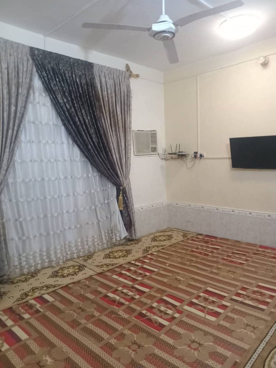 بيت طابقين ركن حي اريدو 200متر ***********
