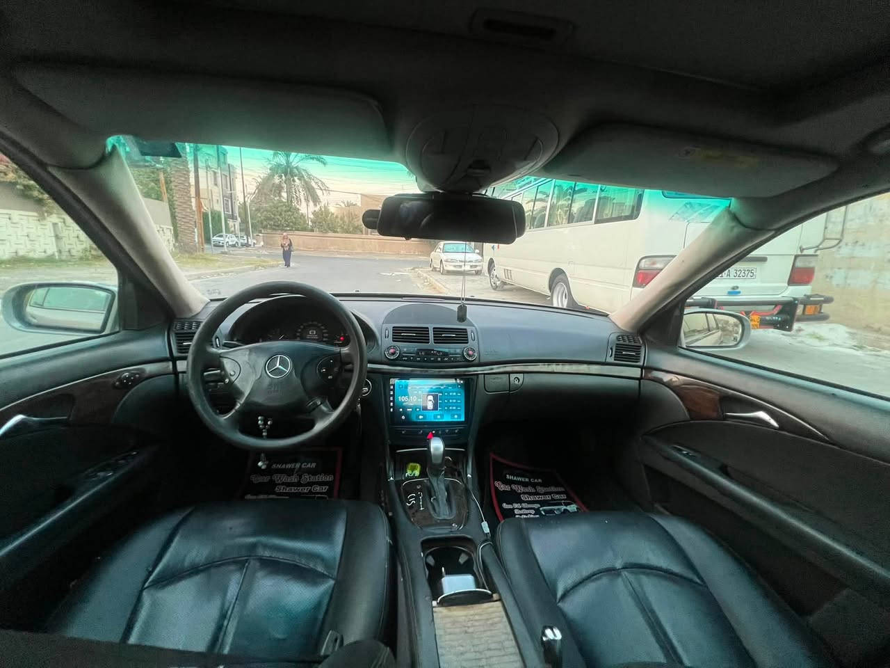 السلام عليكم 
للبيع E200 2004
بيها قطع صبغ ابيع حزام 
محرك ومكينه نظيفه 
صدر امامي خلفي جديد 
جهازه من كلشي 
ب92 وبيها مجال
مكانها بغداد 
***********

