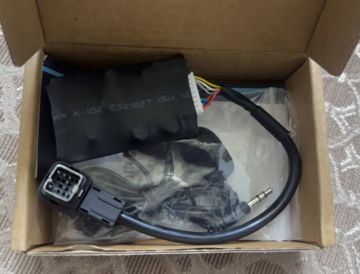 محول بلوتوث رقمي أصلي للسيارة (AtoCoto Bluetooth Car Kit) 🚗لأصحاب السيارات اللي يحبون صفاوة الصوت وبدون هوسة وايرات وتشويش! إذا مسجل سيارتك الأصلي ما بيه بلوتوث، هذا الجهاز هو الحل الأمثل إلك بدون ما تغير المسجل وتخرب دشبول السيارة.✨ حالة القطعة: جديدة تماماً (باكيت ومو مستخدمة نهائياً).📌 المميزات والمواصفات:صوت نقي 100%: يربط مباشرة بظهر المسجل الأصلي بمدخل (CD Changer)، يعني الصوت ينقل ديجيتال وصافي جداً بدون أي تشويش (مو مثل شاحنات الـ FM المزعجة).اتصال لاسلكي كامل: تشغيل أغاني ومقاطع صوتية من الموبايل بكل سهولة وسرعة.اتصال آمن (Hands-free): يجي وياه ميكروفون خارجي تثبته يمك حتى تجاوب على مكالماتك بوضوح وأنت تسوق.منافذ إضافية: يدعم تشغيل الفلاشة (USB) وسلك الـ AUX.🛠 التوافق:يركب على المسجلات الأصلية لعدة أنواع من السيارات (مثل تويوتا، لكزس، فولكس واجن، أودي، هوندا وغيرها) اللي تحتوي على منفذ مبدل الأقراص من الخلف. (ملاحظة: يرجى التأكد من شكل الفيشة السوداء خلف المسجل لمطابقتها)

السعر 35 ويا توصيل

