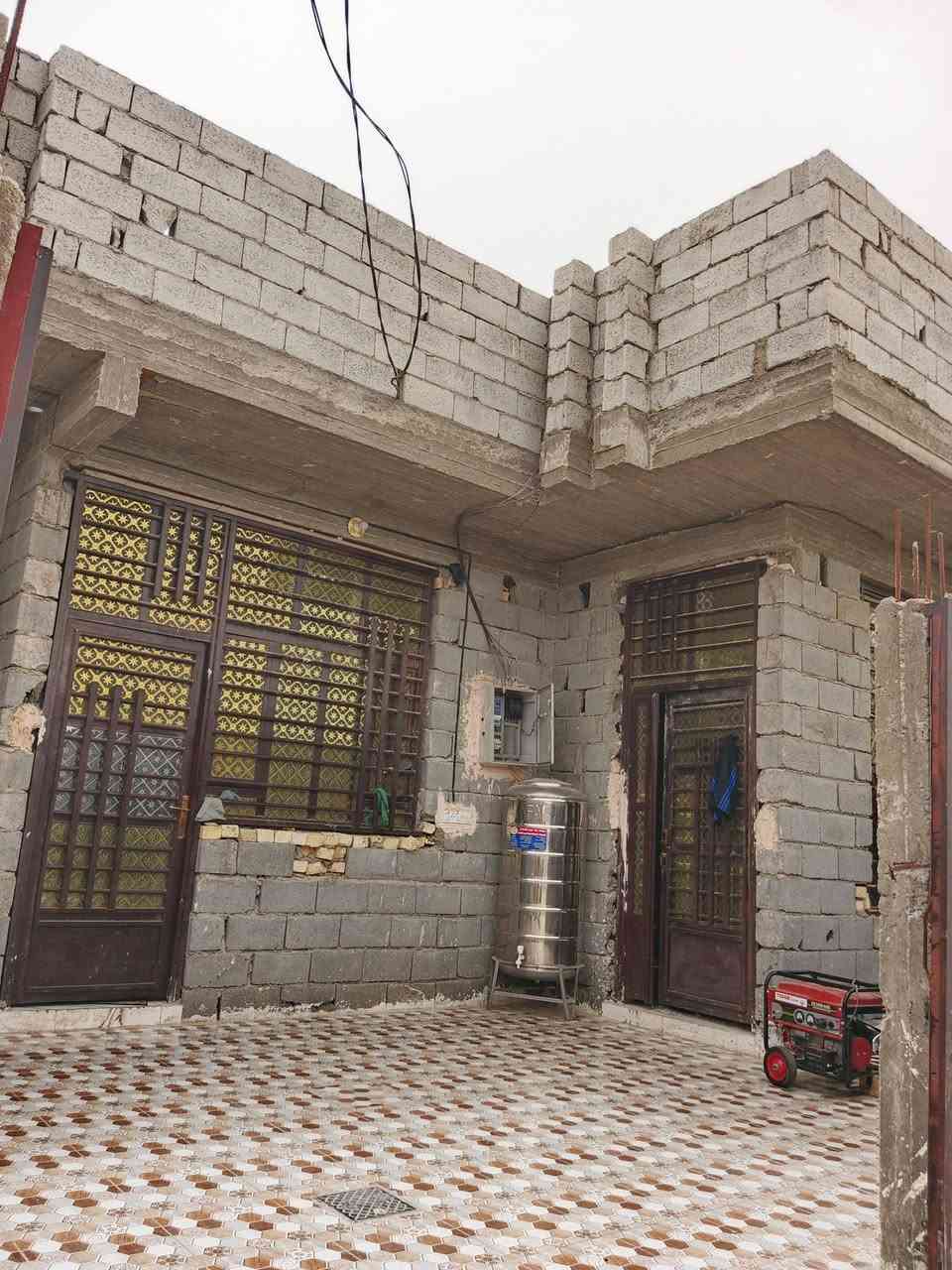 السلام عليكم بيت بحي المهندسين مساحه 200 غرفتين ومطبخ وهول ومضيف ثاني شارع السعر 60 وبيه مجال الاتصال ***********
