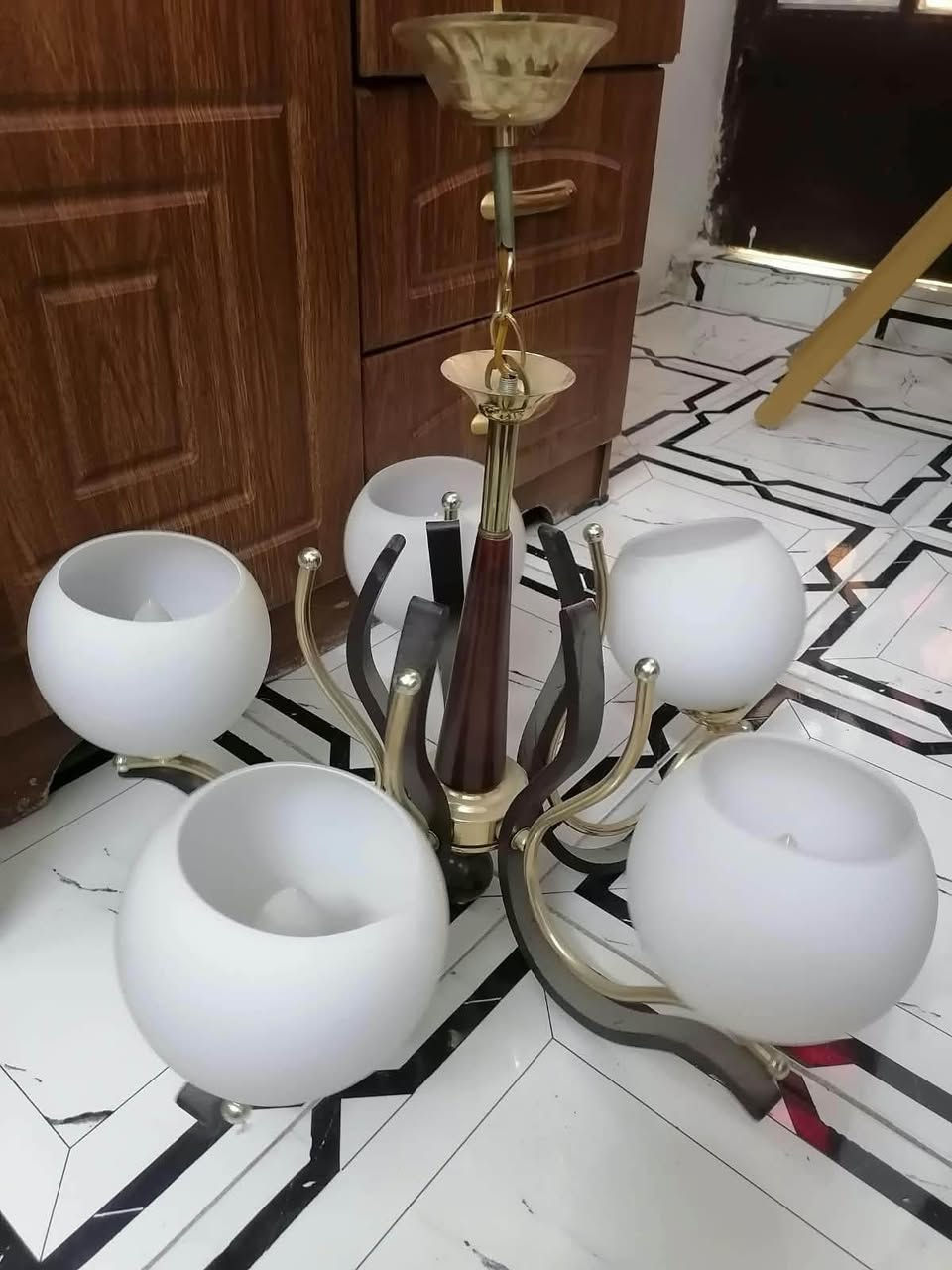 السلام عليكم
ثريات مستعمله شي قليل بدون ضرر  بيه كلوبات لد اقتصادي عدد 2 

سعر 75 مكاني الحريه 

***********
