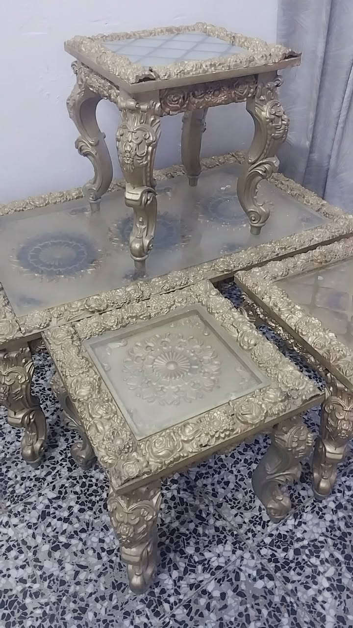 ميز للبيع مع ٣ طبلات ب٥٠ وبي مجال
***********
