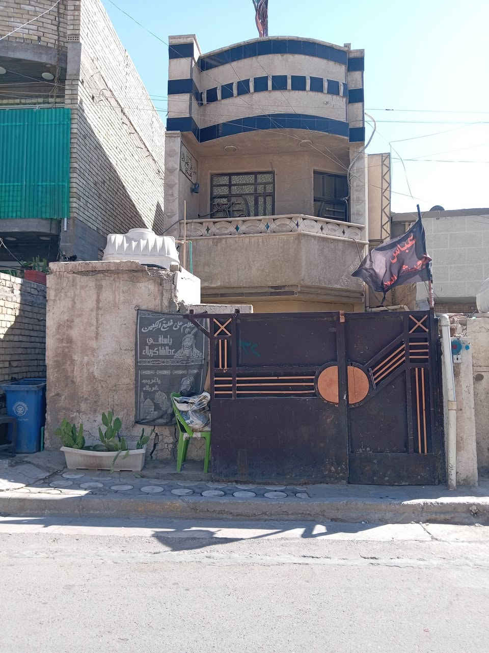 السلام عليكم 

دار للبيع... 
المساحه 125م 

السند طابو زراعي 25
البيت طابقين يتكون
البناء من 
.. كراج حوش... 
.. استقبال وصاله وغرفه وحمام وصحيات  الطابق الاول 
الطابق الثاني 3غرف كبيره وصحيات وسطح كبير 
العبيدي قرب بانزين خانه العبيدي قرب الشارع العام 

***********
