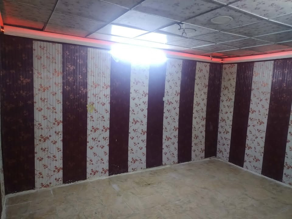 السلام عليكم .... الايجار الايجار ،،،
بيت طابق الارضي ركن  للايجار . موقعه بدايه شارع المعهد  مقابيل متنزه الزعفرانيه  قريب على السوق والمستشفى .
يحتوي ع غرفتين واستقبال ٥ *٧
وهول ومطبخ منفصل  وحديقه وكراج  لوقوف السياره  وحمام وتواليت خارجي ومخرجين 
كهرباء معزوله 
البيت كامل مجرد نقل الاثاث للبيت وبسعر مناسب  الاتصال فقط 
ع الرقم  ***********
صور ومقطع فيديو للبيت .
