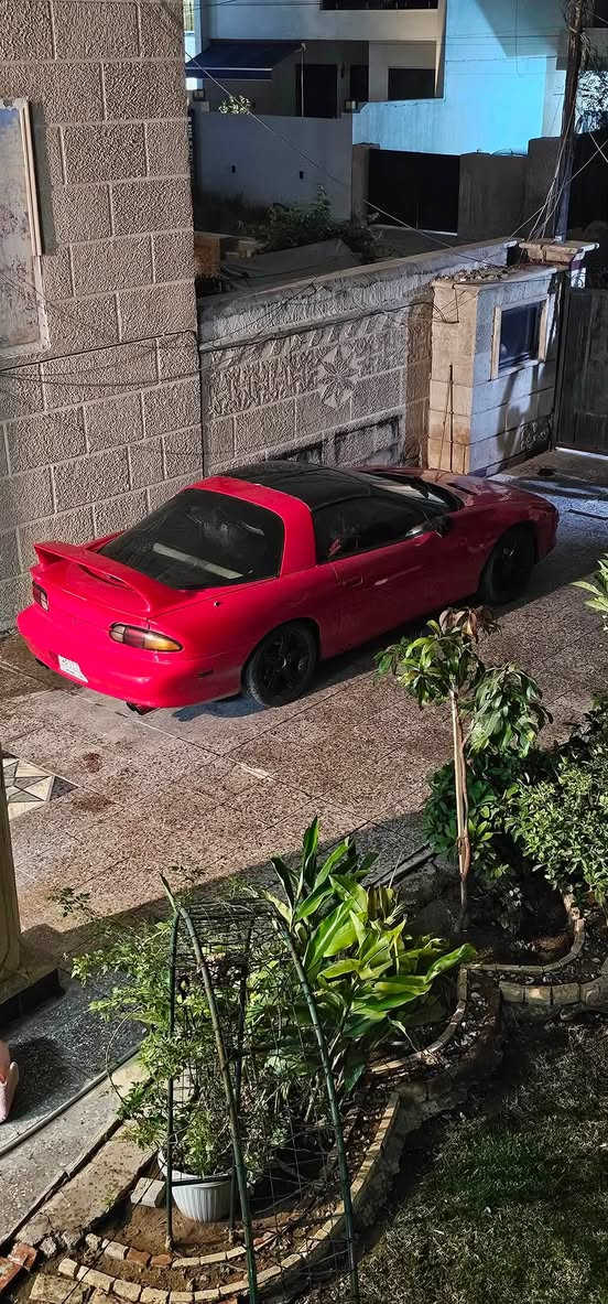 سلام عليكم
كمارو z28 1994 

تي روف (كشف) 

محرك 8 سلندر 6200 مال كورفيت وسويتله سي ان سي صار 7100 

الكير 700 ثلاث قطع حشوة وكلجات رياضيه 

السيارة كلش قويه وخفيفه الوزن 

العقل مالتها متبرمج يم دحماس بالسعودية 

رقم بغداد مشروع وطني 

السيارة نقصها اكزوز وقايش فقط 

شغاله وتمشي 

التبريد مو شغال نقص بس بطل مال غاز

فريز جديد كومبريسر جديد 

السيارة نظافتها من جوة تقريبا 70‎%‎ 

من الخارج يرادلها بوليش ونظافتها 90‎%‎ 

السيارة مصروف عليها كلش هوايه واريدها مراوس ويه سيارة 4 بوب حصراً 8 سلندر 

يعني اذا فورد كراون فكتوريا او كابرس  بي ام 
او سفانا اي شي 4 بوب 

واذا بيع قفل قفل قفل ب60 

مكاني بغداد ساحة عدن كراج تورنادو

الاتصال 

***********
