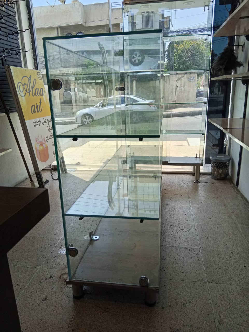 السلام عليكم
للبيع 
عدد الرفوف 30
يتوفر رفوف  وڨاترينات عامودي وافقي 

وعارضة نظارات واكسسوارات 

للاستفسار الاتصال على 

***********
