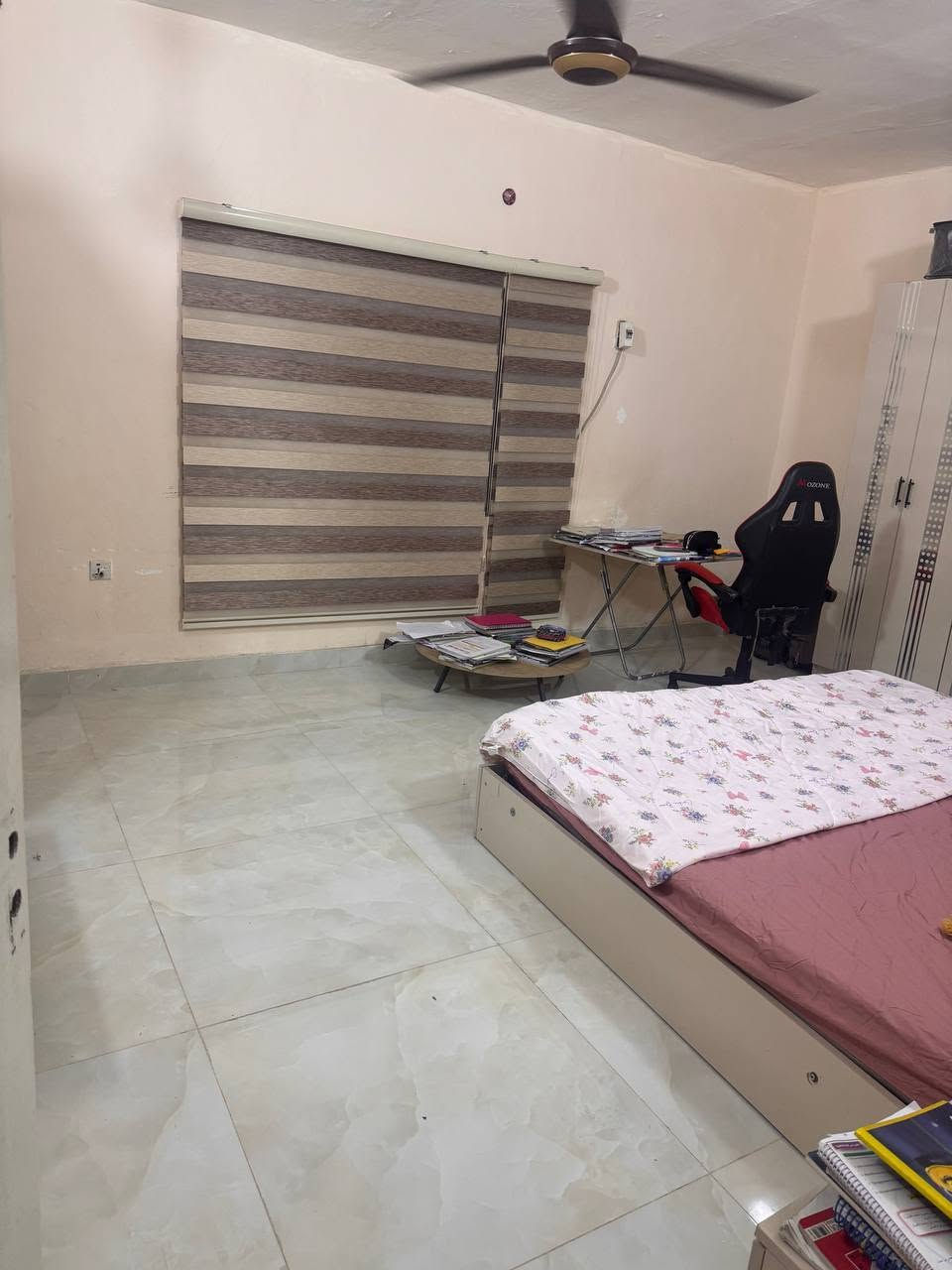 إعادة نشر بسبب الوعود دار للبيع طابو صرف في الصويره حي الحسينية شارع المواكب مقابل محل ادوب الخيكاني داخل دربونه عرضها ٣م مساحة البيت ٣١٥ م طابق واحد يحتوي على ٣ غرف نوم واستقبال ومطبخ وصاله و٣ صحيات للأستفسار الاتصال على الرقم *********** او وتساب
