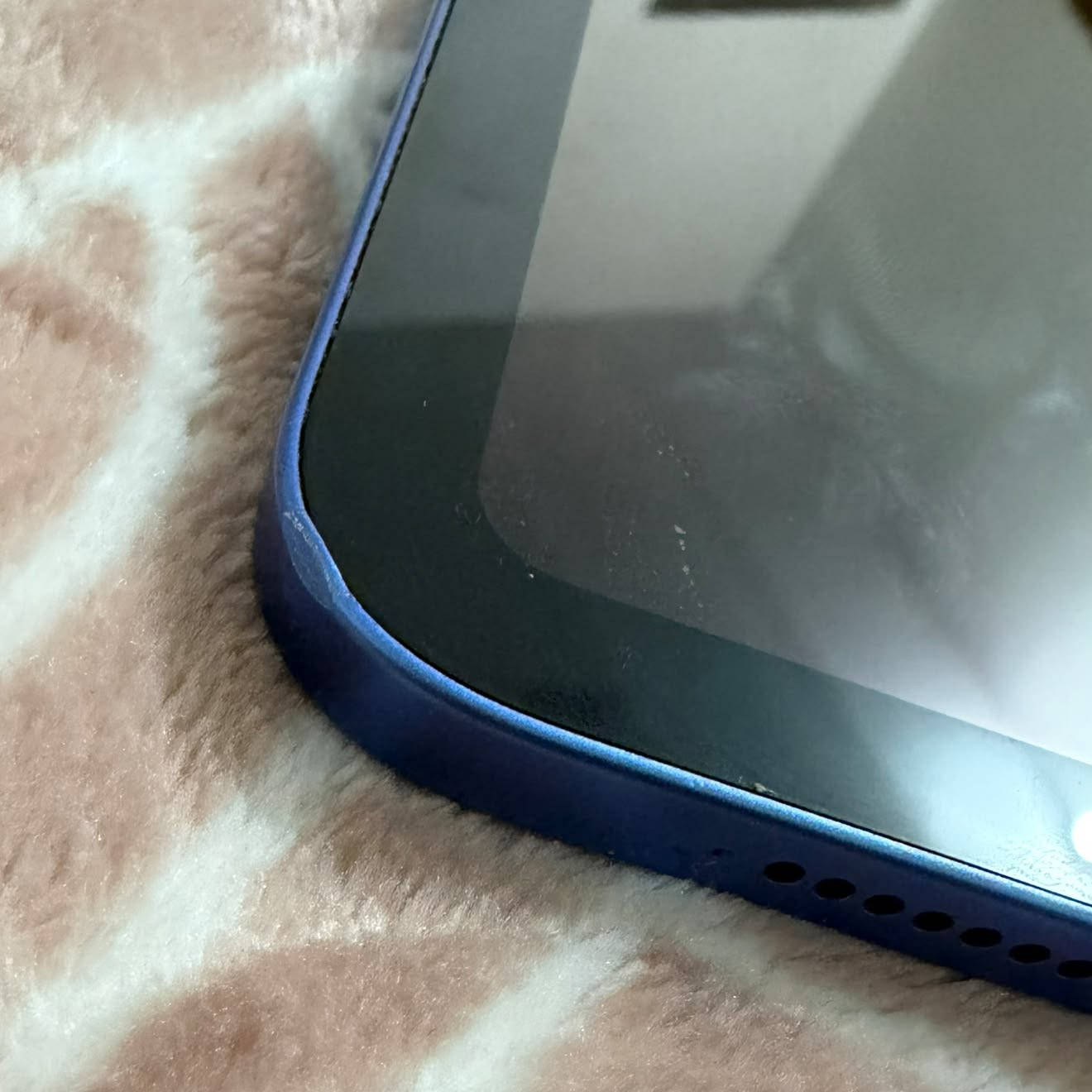 السلام عليكم ايباد ipad 11 - A16 
بطارية 87‎%‎ 🔋 
الذكراة 128GB
بيه طعج خفيف مثل ما موضح بالصورة 
مكاني ميسان العمارة 
الشراي يتفضل واتساب : ***********

