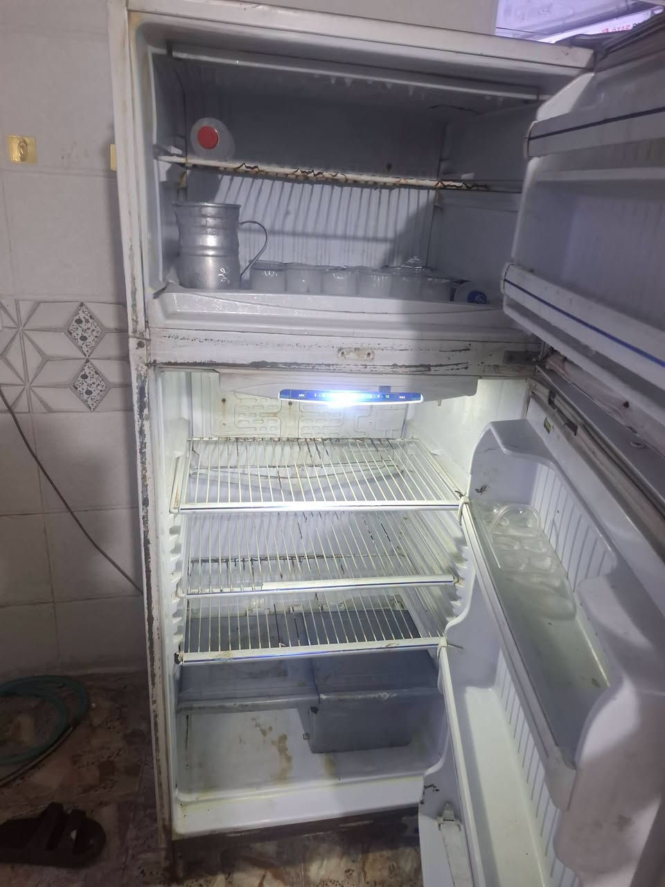 ثلاجه • ٢٤قدم • مشتغله
