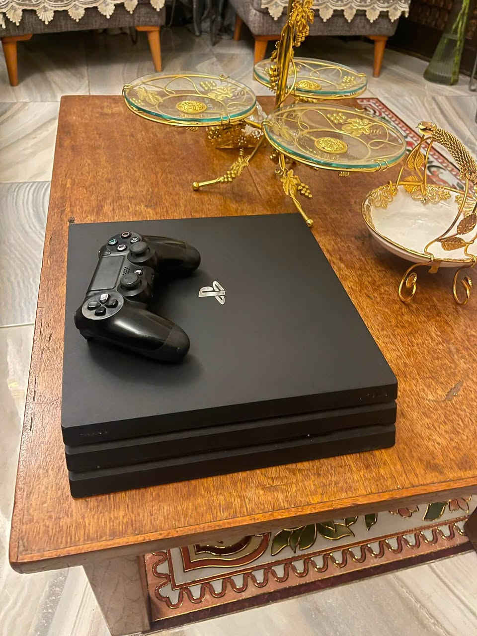بلاي ستيشن فور برو نظافه 99‎%‎ نسخه امريكيه الجهاز وان تيره يعني فول مواصفات للبيع السعر 375 وبي مجال حك الجيه للتواصل على هذا الرقم ***********
