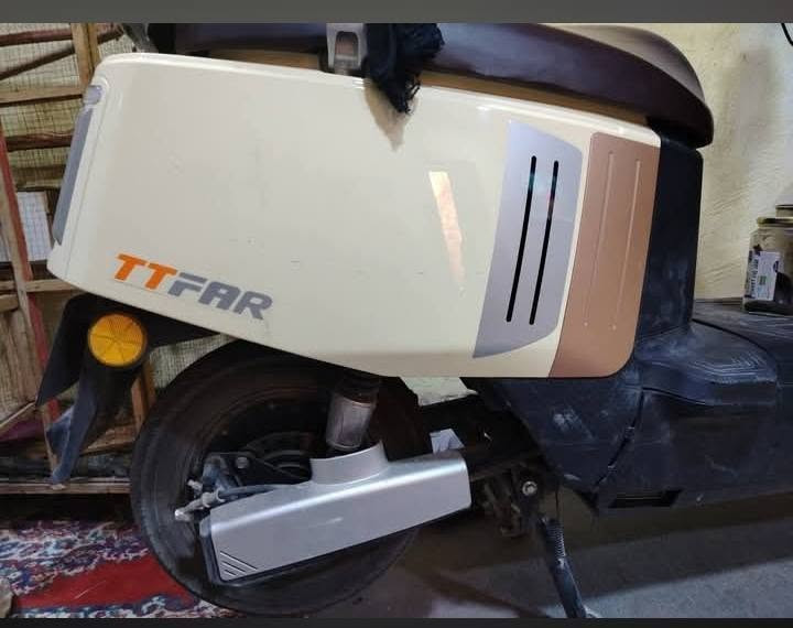 دراجه شحن للبيع ttfar بطاريات 5 كفاله  دراجه نضيفه مثل ما موضح بصوره  سويجين وبصمتين  ومرايات ثنين وخوذه سرعته توصلل 70حقيقي لايت عالي ناصي سكن كلشي شغال  مكان بصره س700 بيه مجال قليل رقم  ***********
