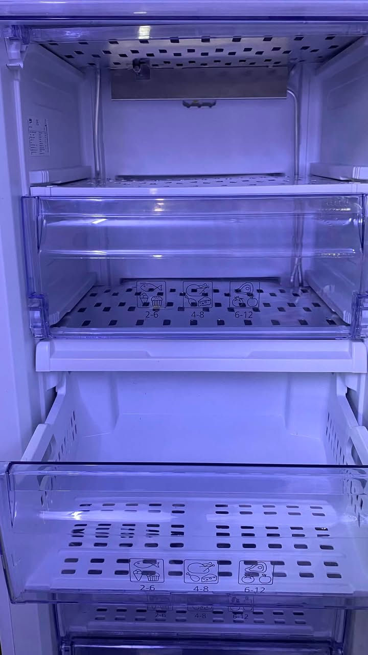 للبيع مجمدة عامودي beco
مستخدمة قليلاً ما بيها ضرر 
طول 170cm , عرض 60cm 
سعر 400 الف وبيها مجال 
للأستفسار ***********
