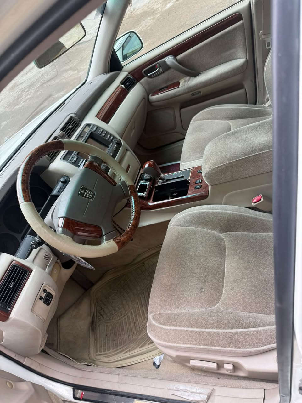سلام عليكم ملكة م2002 ثلاثة دكم رقم أنبار إنكليزي بسمي مشروع وطني  هزة جديدة كفاله عامه من ضربة وصبغ وبارد  فقط رصعتين مبينات بل بنيد. تحوير الإمارات محرك ديفور الجبير تخم تاير دلوب اصلي 
ماشيه61الف تبريد كير محرك حدادية صدر بل باكيت تراي وين ميعجبك السعر$155وبيه مجال مكاني بغداد الكرخ***********
