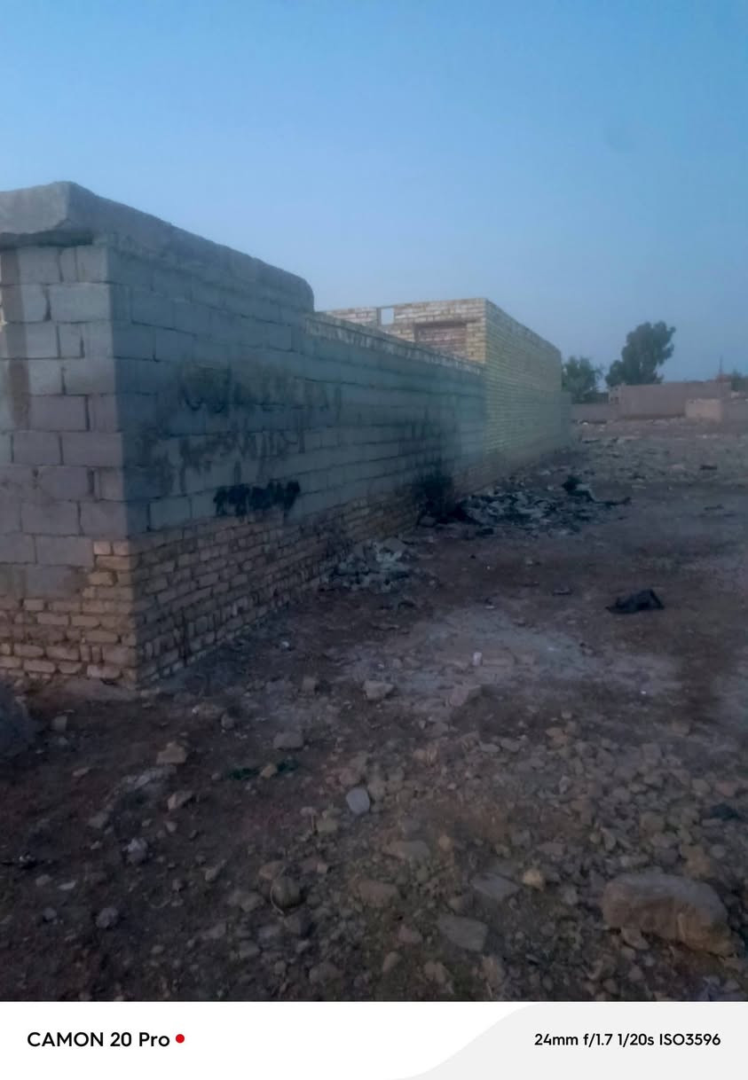 سلام عليكم عندي بس هيكل بيت مساحت البيت540متر بيت مكون من غرفتي وصاله وحمام دخلي استقبال  ومطبخ وصحيت بره وحديثه اللكش جبيره الموقع بازيخنت بيت حوشي مقبيله  
سعر بيت ع تصال ***********
