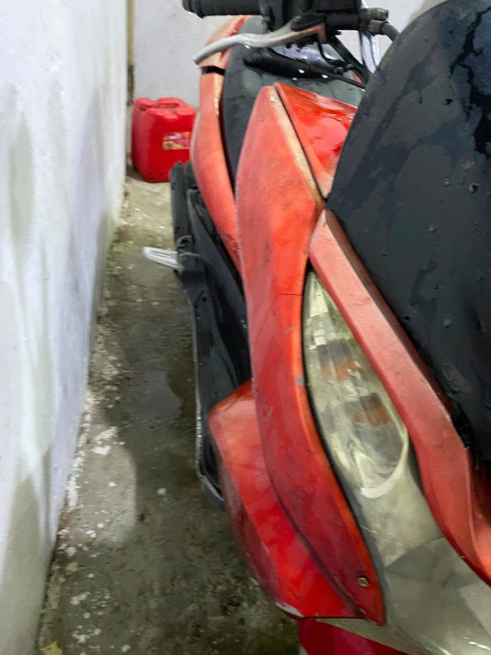 بيسي اكس (pcx ) جيل اول ياباني JF مكينه 125cc الدراجه كفرات بلاديه  تايرات جدد كهربائيات بس الاشاير ميشتغلن مفصولات يمكن لان دراجه متروكه بس دشبول شغال وعداد شغال مكينه ممفتوحه بلادية بس بيها صار تبخير قليل ولكلج الخلفي تعبان دراجه نكرة سلف تشتغل سعرها(٨٠٠) وبيها مجال بسيط *********** 
مو شراي لتتعبني بروح امك
