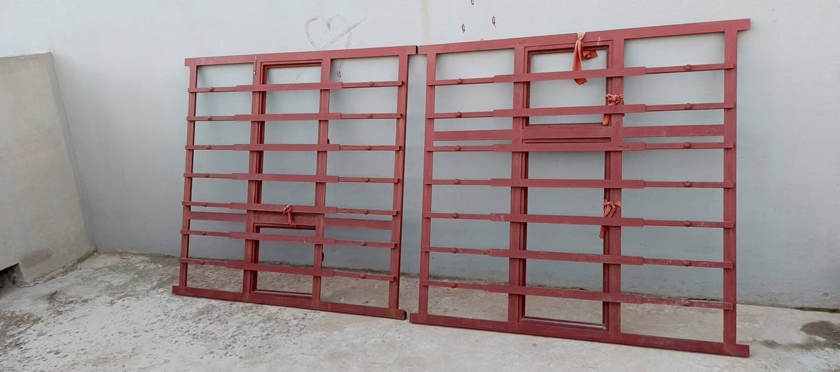 شبابيك ملبند للبيع جديد نضيف فول مو مستعمل اتنين شبابيك واحد ملبند استفسار رقم تلفون ***********📲☝🏻
