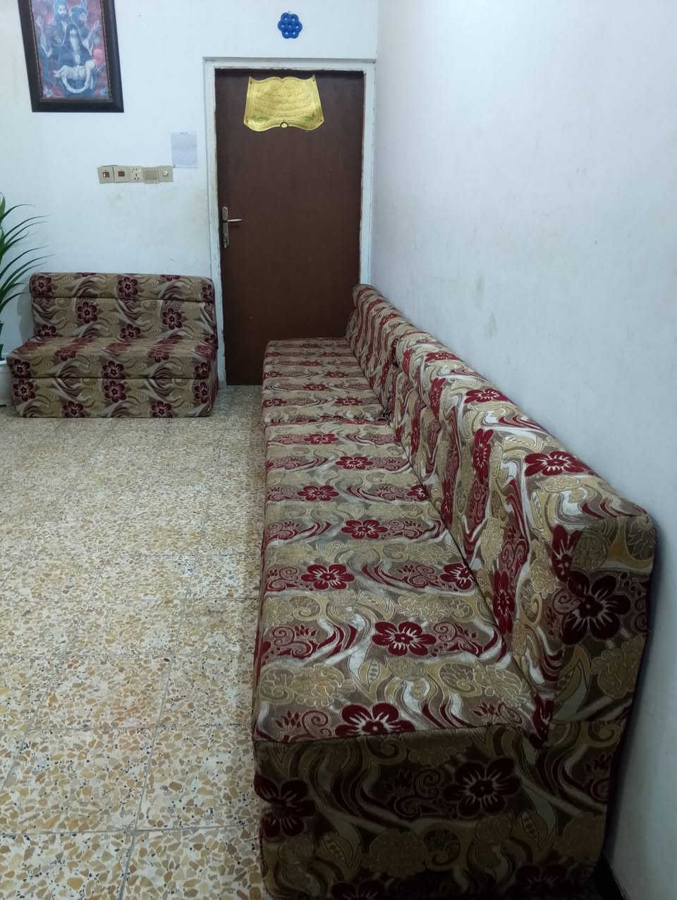بسم الله قنفات للبيع بسعر مناسب قفل 85  نجف حي العسكري عندي توصيل رقم الببائع واتساب ***********
