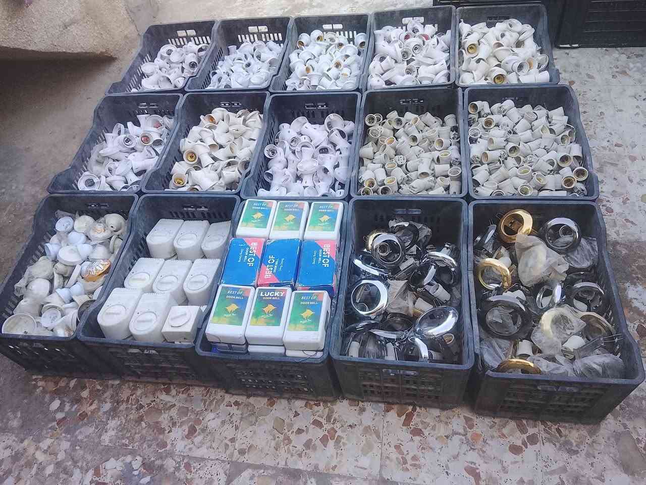 مواد كهربائيه البيع مكاني بغداد الجديده سعر القطعه 150 دينار ابيع شلع رقمي ***********
العدد. والتفاصيل 

دكم + بلكات مشكل 3000 الف

هوالدر كلوب أكثر من ايتم عدد 750

هوالدر بلاستيك صغير 850 قطعه

هوالدر حجر صغير 300 قطعه

هولدر حديد دائري عدد 65 قطعه

جهاز جرس عدد 60

جهاز تحويل بنكه عدد 30

دكشن واير صغير. عدد  200

العدد الكلي 5000 الف قطعه 

سعر الكلي ....750 الف
مواد كهربائيه البيع مكاني بغداد الجديده سعر القطعه 150 دينار ابيع شلع رقمي ***********
