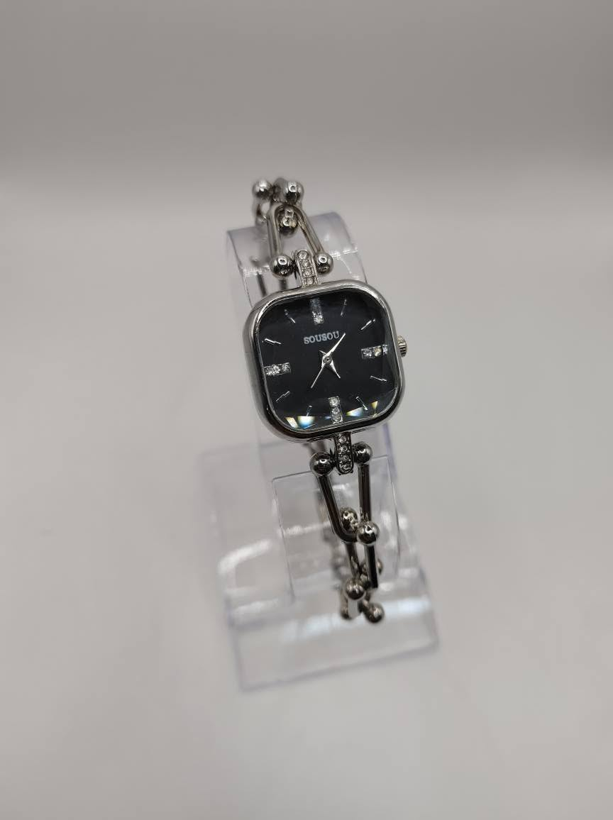 📸 نسخة فيسبوك/انستغرام:
⌚ تشكيلة ساعات نسائية أنيقة وصلت حديثاً! ⌚
مجموعة رائعة من الساعات العصرية بتصاميم مميزة:
💎 أشكال زهرية فخمة مرصعة بالكرستال
🌟 ألوان متنوعة: ذهبي، فضي، أحمر، أزرق، وردي، أخضر، بنفسجي وأكثر
✨ سوارات مطعمة بالأحجار الملونة
👑 تصاميم كلاسيكية وأخرى بحزام جلدي أنيق
💰 السعر: 5000 دينار لجميع الساعات
📩 للحجز المباشر: راسلونا على الصفحة أو واتساب
📱 ***********
🚚 التوصيل سريع وآمن لكافة المحافظات
📍 أو زوروا متجرنا وجربوه بأنفسكم:
أوركيد بيوتي - شارع الكماليات، مجمع النوري، داخل القيصرية (قرب بيت عدنان)
#ساعات_نسائية #أزياء #اكسسوارات #موضة #ساعات_انيقة #أوركيد_بيوتي #تسوق_العراق #هدايا #ستايل

