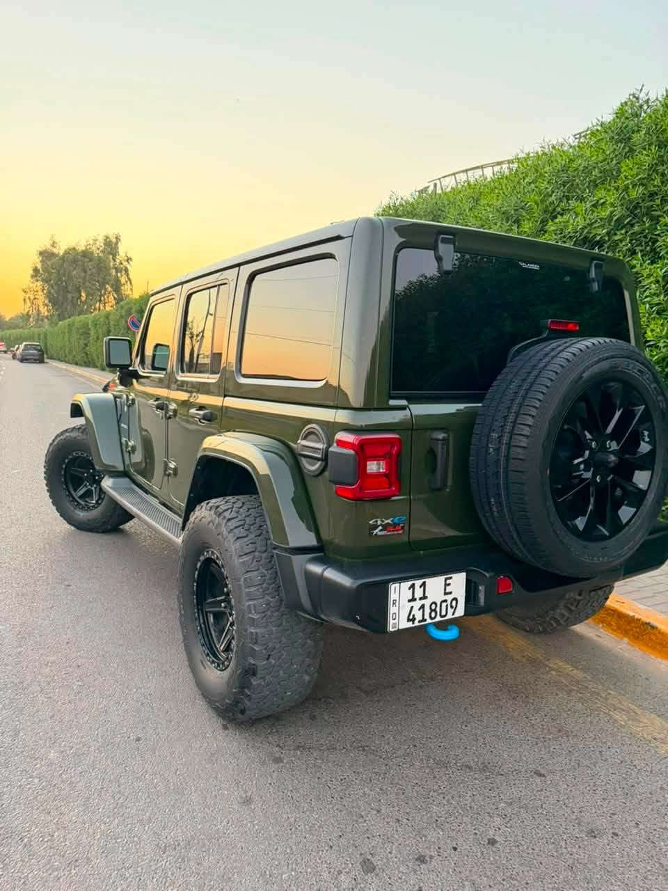 السلام عليكم 

للبيع – جيب رانجلر صحارا انلمتد 4xe موديل 2022

- الفئة: Sahara 4xe
- الموديل: 2022
- ماشية 54 الف كيلو
- المحرك: 2.0 لتر تيربو هجين قابل للشحن (Plug‑in Hybrid)
- ناقل حركة أوتوماتيك 8 سرعات
- نظام دفع رباعي (4×4)
- أربع أبواب
- شاشة Uconnect مع Apple CarPlay وAndroid Auto
- كاميرا خلفية
- مثبت سرعة
- تبريد شغال
السيارة  اقتصادية في استهلاك الوقود بفضل نظام 4xe، مع قوة وعزم ممتازين داخل المدينة وعلى الطرق الوعرة. المحرك والگير والشاصي بحالة ممتازة والسيارة جاهزة للاستخدام مباشرة والسيارة عليها ادامة كاملة وترايها زيرو والمحرك والكير ممتازات ومكفولات شرط والسيارة راجع كلشي بلاد

السعر: 257 ورقة وبيها مجال اتصل وبيك خير وتدلل
للتواصل الاتصال على الرقم ***********
