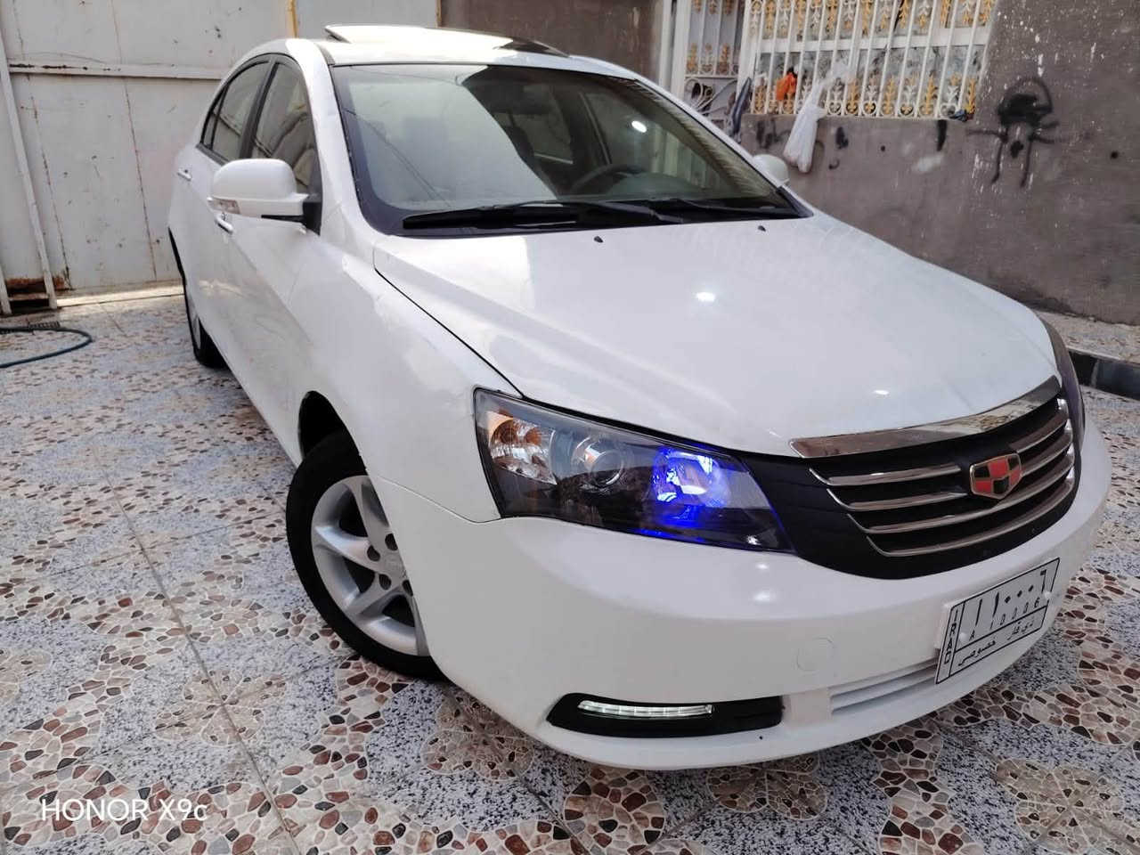 سياره 🚘جلي ام كراند موديل ٢٠١٣ رقم ذي قار ألماني مشروع وطني تحويل مباشر🚦 بأسم صديقي  السياره مكفوله كفاله من الضربه والتبديل والفتح بيها فقط رشات صبغ بسيطه أثر لكَط خياسات مكينه وكير كورلا ياباني ١٨٠٠  خير من الله
حداديه حلوه تخم تاير🛞 كهربائيات كلها شغاله دواخل كلش نضيفه سلايد روف شغال
السعر💵 44 وبيهه مجال بسيط للشراي 
للاستفسار☎️ ***********
الحاج أحمد🤵🏻‍♂️
العنوان🏠 ناصريه حي الشموخ شارع مول الكوخ

نص مكتوب في الصور:
- HONOR X9c