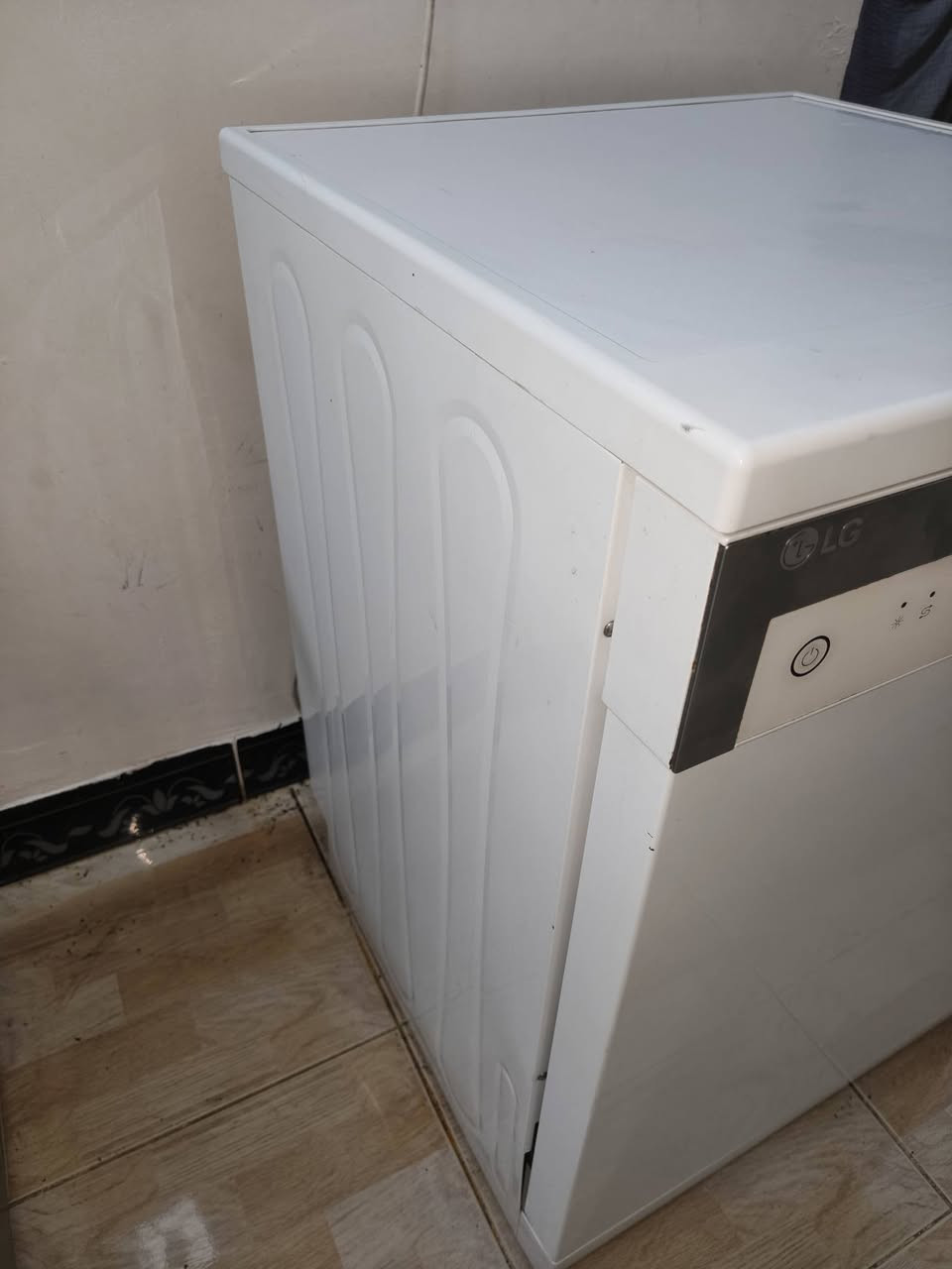 غساله صحون نوع lg
نضيفة جدا بلاديه ما داخلة تصليح 
نضام ٨ برامج غسل 
٣ مرشات 
٣ سلات 
نضام تجفيف بالبخار
نضام تعقيم بالبخار 
من تطفه الكهرباء ما تعيد ترجع تكمل 
نضيفه على الفحص اي عيب بيه ترجع
***********
 للاستفسار واتساب
