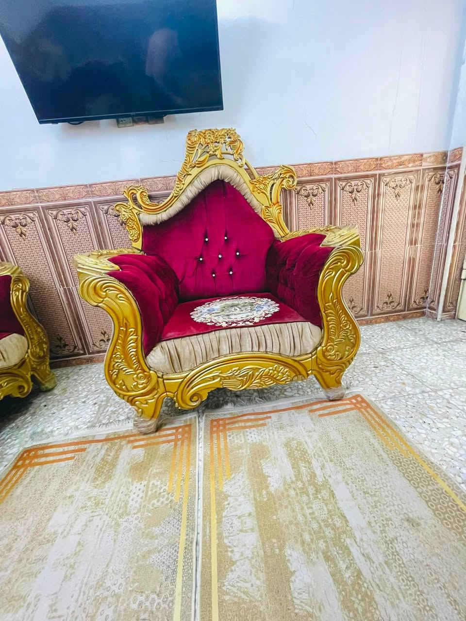 تخم ملكي تكمه ثكيل جدا ١٠ مقاعد ما بيه اي ضرر نضيف وياه كوشات هديه السعر ٢٧٥ وبيه مجال العنوان البلديات الرقم ***********
