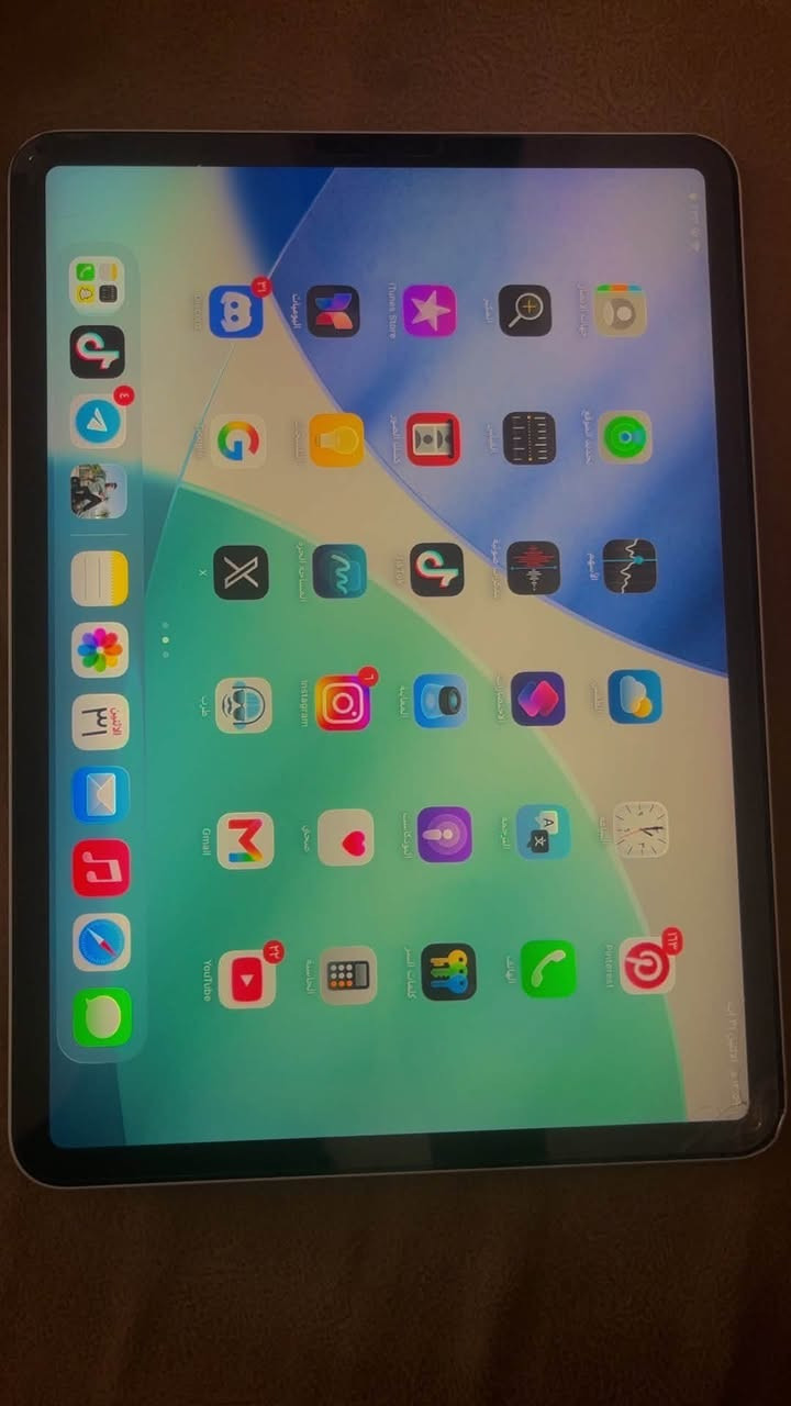 اسم الطراز: iPad Pro (11 بوصة) (الجيل الثالث)
رقم الطراز: MHQT3LL/A
 سعة التخزين (السعة): 128 غيغابايت
أبرز مواصفات هذا الإصدار (iPad Pro 11-inch - 3rd Generation):
 المعالج: يأتي مزوداً بشريحة آبل القوية جداً Apple M1، مما يمنحه أداءً احترافياً عالياً وسرعة فائقة في الألعاب والتطبيقات الثقيلة.
 الشاشة: شاشة Liquid Retina بحجم 11 بوصة تدعم معدل تحديث 120Hz (ProMotion) لتجربة تصفح ورسم سلسة للغاية.
 الكاميرات:
 كاميرا خلفية مزدوجة (واسعة بدقة 12 مجابكسل، وواسعة جداً بدقة 10 مجابكسل) مع ماسح الضوء LiDAR.
 كاميرا أمامية واسعة جداً بدقة 12 مجابكسل تدعم ميزة "التوسيط" (Center Stage).
 الاتصال: يدعم شبكات Wi-Fi وبلوتوث
بي هذني الضربه بل اطراف الشاشه ماماثره عليها 
استخدامه ببجي وطلع هذني الي بلشاشه 
ويا ثلاجه اصليه
كارتونه اصليه 
مكاني بغداد الدوره 
للبيع او مراوس
***********.
