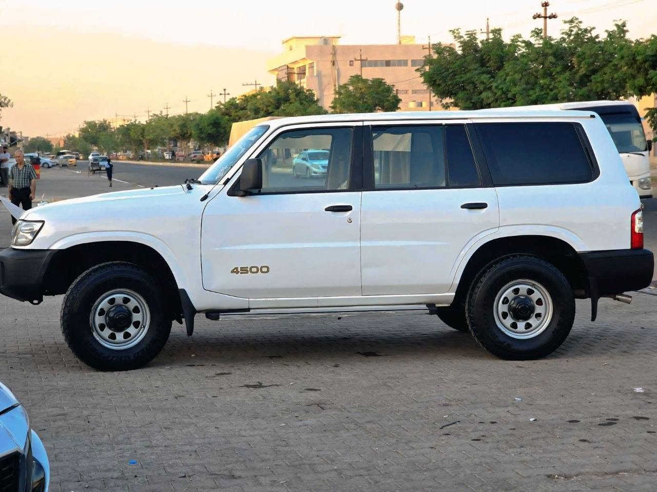 پاترۆڵ مودیل 2001 موحەسەن
غازی 130ی 
پیتاقەی بەنزینی هەیە 
دووپەڵەی بۆیاغە بی دەعم 
ناویی نییە لە حاسیبە  سەنەویی تازەیە

گیڕ  مەکینە ئەکسل  دەبڵ ئەکسل بەشەرت
گلاج و عەینە  تاخم پیش و تاخم دوا  
 هەمووی تازە گۆڕیومە  چرکەی تیدا نییە بە شەرت

ناویی  کاتم کراوە ، تازە پۆلیش کراوە

تایەو ویلی تازە 
سۆنەرم داناوە 
ناو بەتانەی یەک لەی تەقیوە چاک
سەعر104
ناونیشان کەرکوک 
*********** كركوك, العراق
