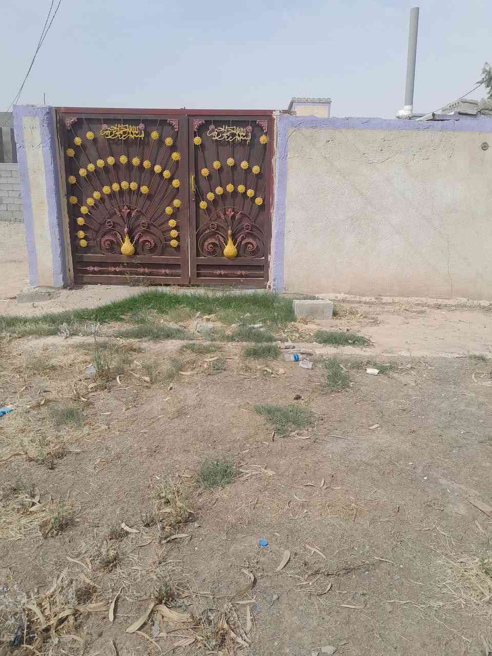 بسم الله الرحمن الرحيم بيت للبيع خلف الحسينيات يبعد عن الحسبنيات 400  متر المساحه الكليه 600 متر البيت عكاده بيه 3 غرف + صاله +ديوانيه كافت الخدمات ماء كهرباء وطني انبيريه تبعد عن البيت 20 متر ***********/ رقم العمود 675
