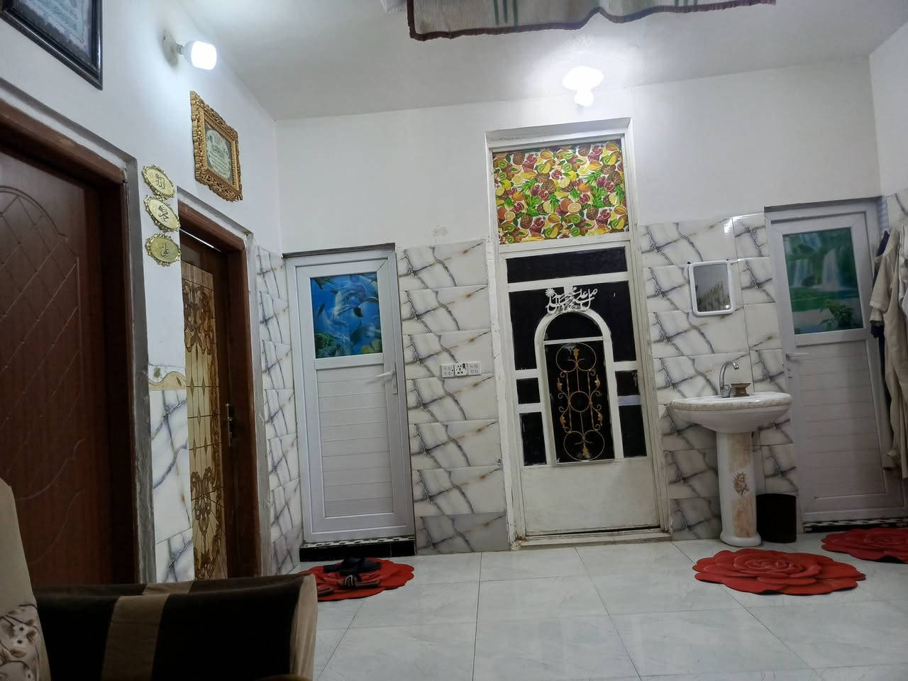 السلام عليكم دار للبيع مساحه 170 متر زراعي سند 25 بناء حديث ومناسب ع شارع المطار قرب محلات قاسم كمر بي قرفنوم3 ثنين جوه وحده فوك صاله ومطبخ ستقبال وصحيات داخليه وخارجيه كراج 9امتار وحديقه ع طول الكراج استفسار الاتصال *********** 📞
