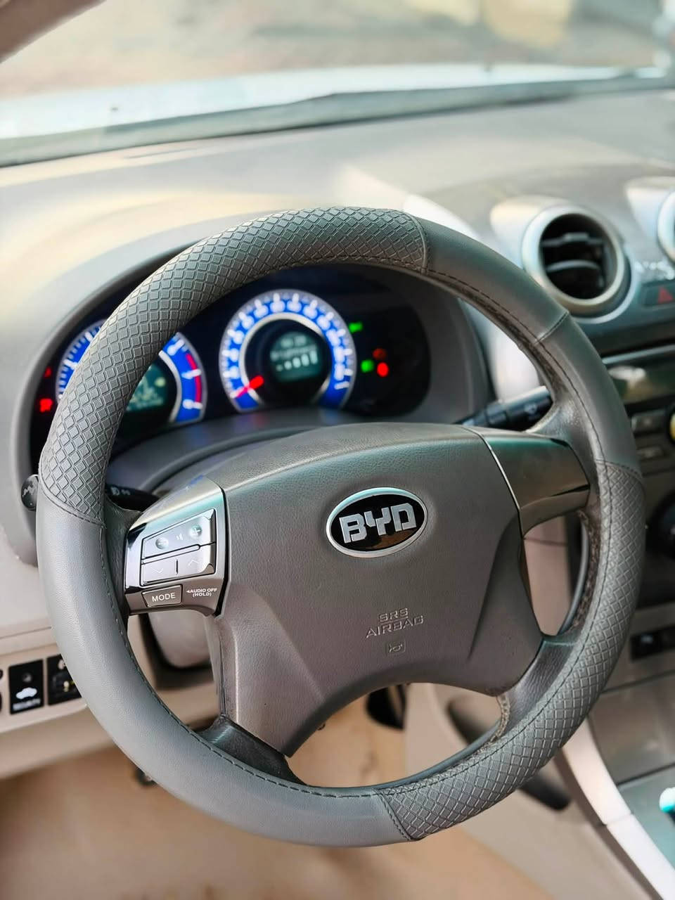 السلام عليكم : مــراوس فقط مع شوفرليت كروز راس براس ❗️
BYD G3 2013 
كير محرك مكفول ❗️✅
تبريد ثلج ❄️
بصمه تشغيل ✅
فتحه سقف ✅
تحكم ستيرن ✅
كلشي شغال بيها ✅❗️
سياره ناعمه وترايها حلو ✅❗️
واتساب موجود اذا عندك راسل ودزلي صورها : 
❗️*********** ❗️
