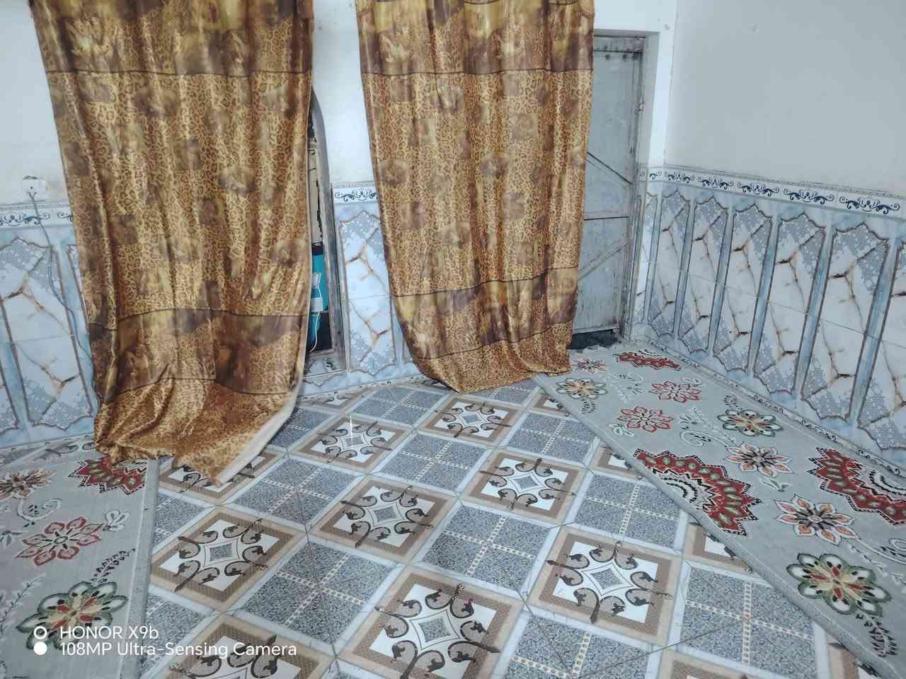 سلام عليكم  بيت للبيع مساحه 200متر يحتوي عل 2غرف وصاله
وستقبال ومطبخ حمام  وصحيات خارجيه عدد مناور 2 
بناء قديم مرمم جديد سقف عكاده عنوان زين القوس شارع 
المدارس بل شارع مال مختار حسين عبد علي الستفسار عل رقم ***********
